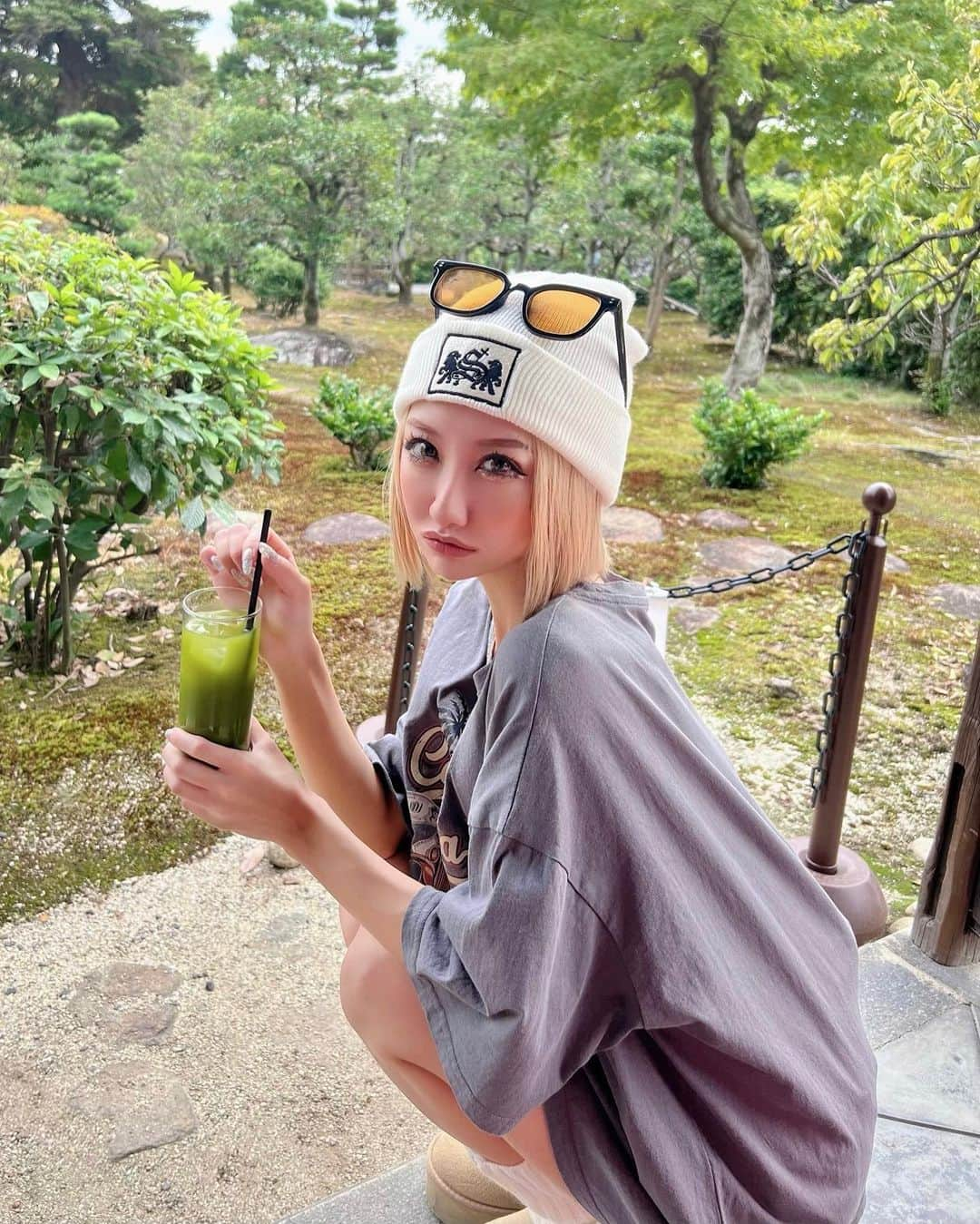 藤堂静華のインスタグラム：「︎︎︎︎︎︎☑︎ 🍵💚  僕の憂鬱と不機嫌な彼女〜♪ (この顔得意です。笑)  グリーンティー好きすぎて自分へのお土産で買って帰っちゃったよね🤭💕💕  #ootd#fashion #ビーニー #グリーンティー#京都旅行」