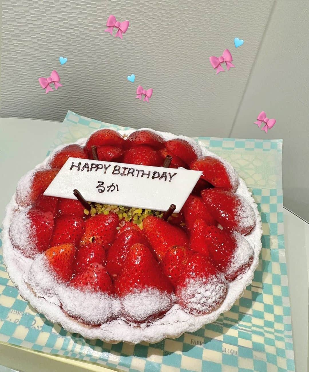 山本瑠香のインスタグラム：「23歳のバースデーケーキ🎂💞  だいすきなキルフェボンのケーキで 家族にお祝いしてもらいました！🍓 . . . #誕生日ケーキ #バースデーケーキ #キルフェボン  #キルフェボンのタルト #タルトケーキ #いちごタルト  #イチゴタルト #ホールケーキ #フルーツタルト」