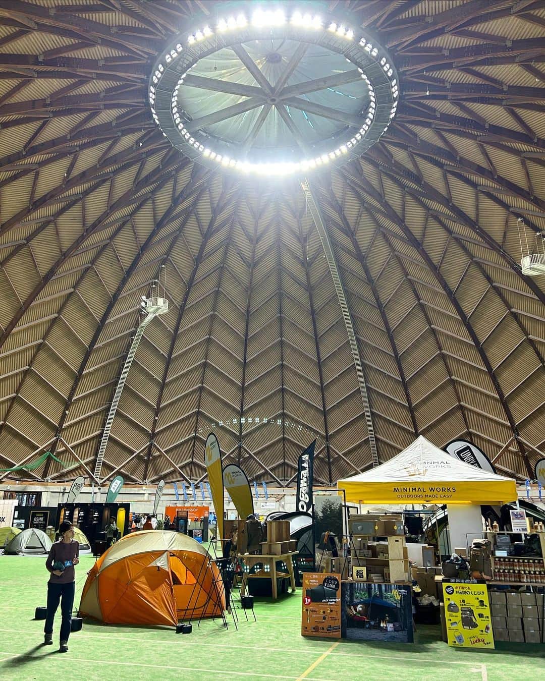 UNBY GENERAL GOODS STOREのインスタグラム：「@alpsoutdoorsummit  MINIMAL WORKSのジョン社長のトークセッションもあり、松本市へのイベント出展もUNBYとしては、はじめてのこと。  東京は修理ばかりのブイクラス(フジマツオートというステッカーが貼ってあります。)、関西からは とにかく最近ぐいぐい走るおじい車のエコノラインにてやってきました！(社用車、どういう観点で選ばれてるんだ⁉️)  #伝説のくじ引き　が今回、2発同時開催、さらにAS2OVの人気のアイテムもお持ちし、MINIMAL WORKSの GUAVA3をど真ん前に張り出し、ご来場いただく皆様が1番はじめにみるテントになりました。  ヘリンボーンの美しい模様が特徴的な素晴らしい会場と(AS2OVのリクライニングチェアで天井をみた皆様は「うおーっ⁉️」と歓声) クラフトマンシップマインドあふれる出展者さまたちの製品に対する想いが伝わるイベントになりました。が、われらがUNBY、撤収がいちばん遅い。いつもいつもビリ💩 でも、いい！ たくさんの素敵なお客さまに会えたから！  @alpsoutdoorsummit  #minimalworks #AS2OV #guava3 #シェルターg #やまびこドーム」