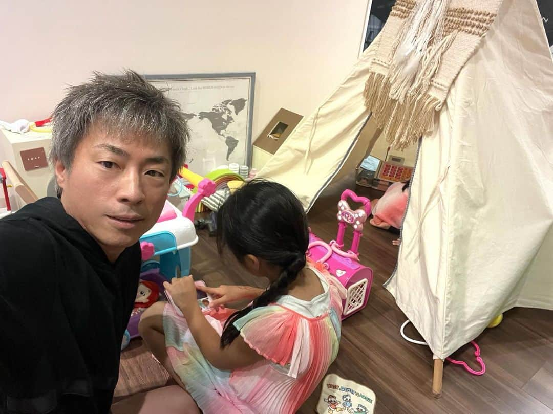 田村淳さんのインスタグラム写真 - (田村淳Instagram)「新しいごっこ お医者さんが旅行先で、開業したくなって孤軍奮闘する設定の"おままごと"をしました。とても刺激的な設定で、パパの役どころは1人で開業する娘が心配になって日本からやってきた父の役でした。今までの"おままごと"の中でもとても楽しく演じられてあっという間の時間でした^_^  娘たちへ 常識に捕らわれないように生きてください。常識ってのは厄介で、常に疑っていないと新常識に出会えないんだよ。できるだけ2人には捕らわれないで生きて欲しい。  　　　　　　　　　　パパより」10月12日 19時49分 - atsushilb