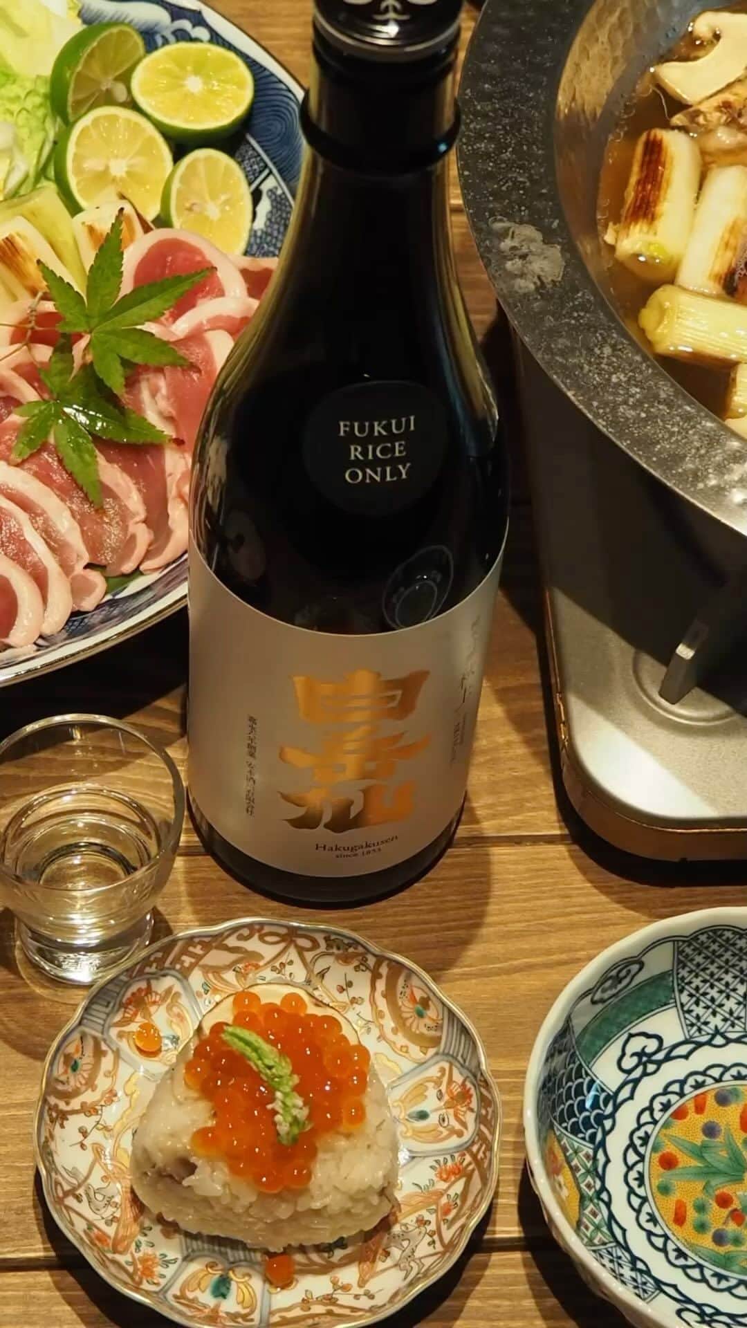 オトヨメのインスタグラム：「昨晩は当初の予定より30分くらい早く 22時30分くらいから食べはじめられました！笑  美味しいお酒にお鍋 幸せ♪ #onigiriaction   #Instagramjapan #IGersJP #onthetable  #instafood #暮らし #朝ごはん #カメラ#デリスタグラマー #花のある暮らし#クッキングラム#キナリノ#私のおいしい写真#おうちごはんLover#ouchigohan#丁寧な暮らし #フーディーテーブル#cottaパートナー#お酒好きな人と繋がりたい#日本酒女子 #白岳仙#白岳仙秋上  @takeshi.yasumoto」