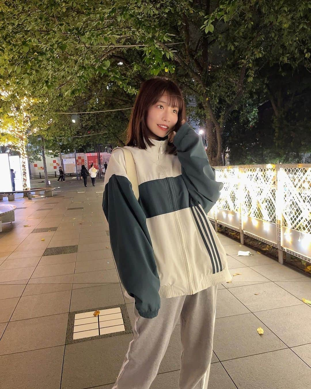 河北彩花さんのインスタグラム写真 - (河北彩花Instagram)「⁡ ⁡ 昨日パッと撮ってもらって ストーリーあげた写真がとっても好評で びっくりした！！(笑) ⁡ ⁡ ⁡ 最近こういうラフな格好がすき♡ ちなみに靴もスニーカーです👟 ⁡ ⁡ ⁡ スニーカー履きなれてないだけなのか 親指の爪痛くなるんだけど小さいのかな？？笑 ⁡ ジャストサイズ選んでるんだけど ワンサイズ大きいのえらぶべきかな？🥹 ⁡ ⁡ みんなおしえて🥹💭   #さいかのしふく  #ナチュラルメイクの日」10月12日 19時50分 - saika_kawakita__official