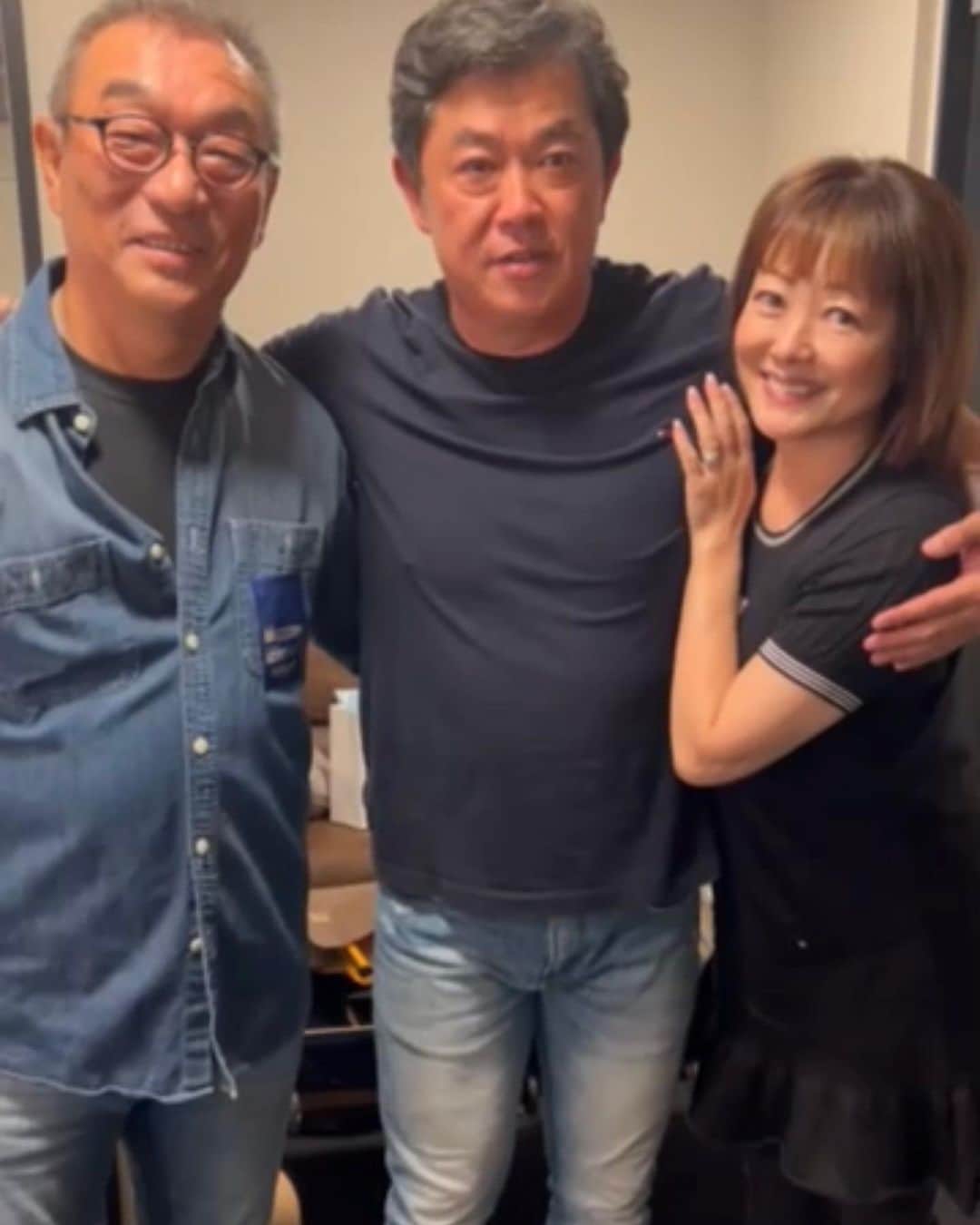のインスタグラム：「カルロストシキ  来日ツアーLive♬ 最終日に横浜ビルボードまで行って参りました♬  明日，ブラジルへ帰国してしまうカルロス😭  でも！ 又，来年来て下さるそうです😆  ファンの方達とカルロスとの"強い絆"が改めて感じられた素晴らしいLive♬でした。 カルロスの飾らない優しさは，ファンの方達にも，ちゃんと伝わっているはずです。  又，明日から寂しくなりますが，来年の再会を楽しみにしております。  カルロス，気を付けてお帰り下さいね✈️  バンドメンバーの皆さま，スタッフの皆さま，カルロス，いつもありがとうございます♡  🇧🇷 ✈️ 🇯🇵  #お疲れさまでした✨  #来年はもう少しゆっくり出来ますように #来日ツアーLive♬ #2023 #あっという間でしたね💦 #カルロストシキ」
