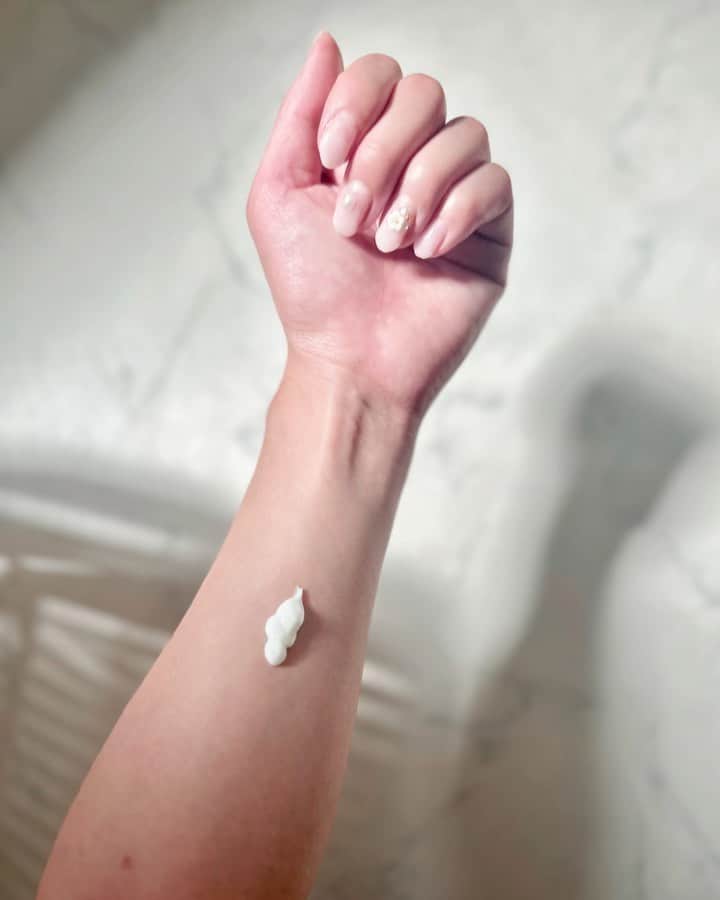 三佐和あやのインスタグラム：「#モンバーチェ さんから レチノボディクリーム のリッチ いただきました！ 同ブランドの 美容液と 日焼け止めクリーム使い出してから、  肌質改善した 感覚があったのと、  他の いいスキンケア商品に、 なかなか出会えなかったので、  今度 マジで 買おうかなーと 思っていたところ！嬉しい！！  ボディクリームが新発売したそうで！ おめでとうございます㊗️  お風呂上がりに 一回使っただけで  翌日 乾燥知らずで 快適に 過ごせたよ！！  やっぱり ビタミンAは お肌に不可欠だと 実感… ちょっと別格だから、肌に合うと すごい ラッキーだと思う✌️  朝塗ったらいけないとかいう  噂のある ビタミンAは、  特性をよく知って 使用すると より効果的なので、  @monbaace を よく読んで お勉強が いいね😊  勝手に まじレポ #PR でした！笑 #monbaace」