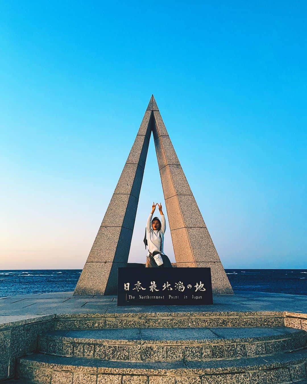 のインスタグラム：「・ 今年2回目の最北端 稚内市の宗谷岬⛰️ ㅤㅤㅤㅤㅤㅤㅤㅤㅤㅤㅤㅤㅤ FMノースウェーブ「Attractive Hokkaido」の取材で来てます🎤✨ ㅤㅤㅤㅤㅤㅤㅤㅤㅤㅤㅤㅤㅤ 今日は晴れてて利尻富士もしっかり見れた🥹 ㅤㅤㅤㅤㅤㅤㅤㅤㅤㅤㅤㅤㅤ 風が強いのが気にならないほど、夕日がキレイでした🥹 ㅤㅤㅤㅤㅤㅤㅤㅤㅤㅤ#風の強さ髪参照  ㅤㅤㅤㅤ」
