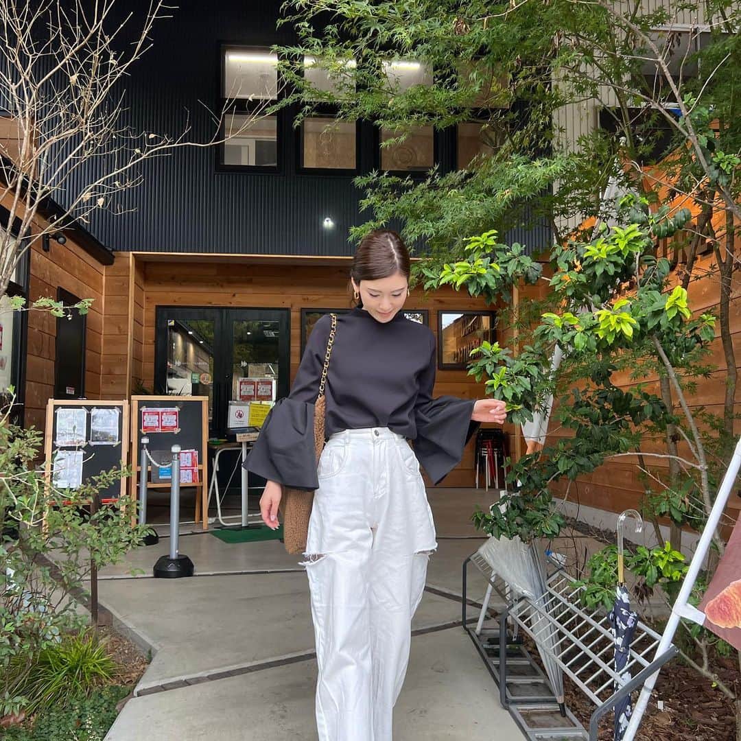 yuukii.iさんのインスタグラム写真 - (yuukii.iInstagram)「袖の切り替え位置が高めだから 着るだけで自然とスタイルアップするニット🧶♡ 袖の立体感も可愛いけど 首元のプチハイネックでくしゅっとするデザインも こだわったからすごく気に入っていて 可愛いんです...🥹♡」10月12日 19時52分 - yuukii.i