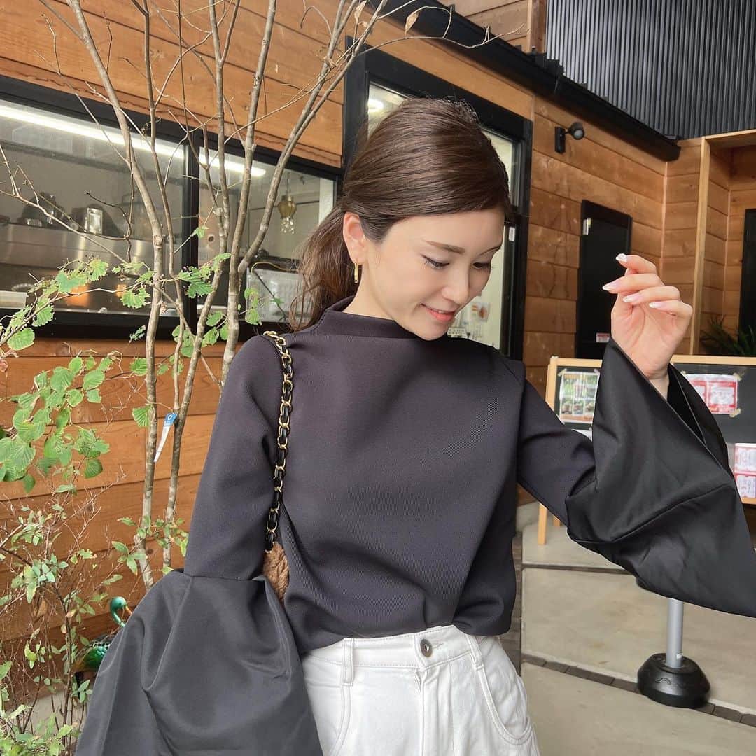 yuukii.iのインスタグラム：「袖の切り替え位置が高めだから 着るだけで自然とスタイルアップするニット🧶♡ 袖の立体感も可愛いけど 首元のプチハイネックでくしゅっとするデザインも こだわったからすごく気に入っていて 可愛いんです...🥹♡」