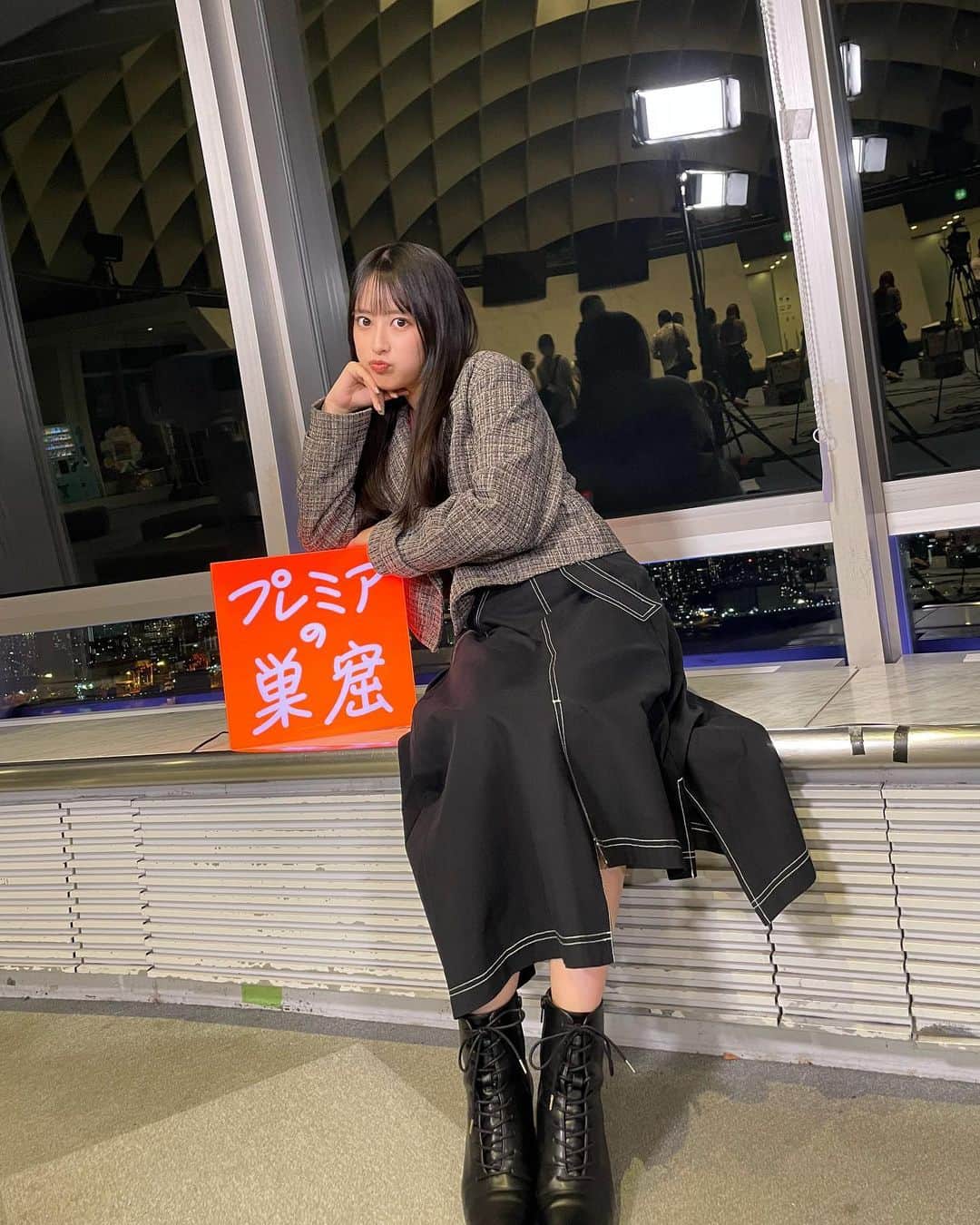 のインスタグラム：「プレミアの巣窟、個人的に日本で1番綺麗な場所で撮影してると思ってます笑笑🏙  フジテレビの球体からお送りしてるんですよ〜！  ジャケット、Tシャツ @evris_official  ジャンパースカート @murua_official」