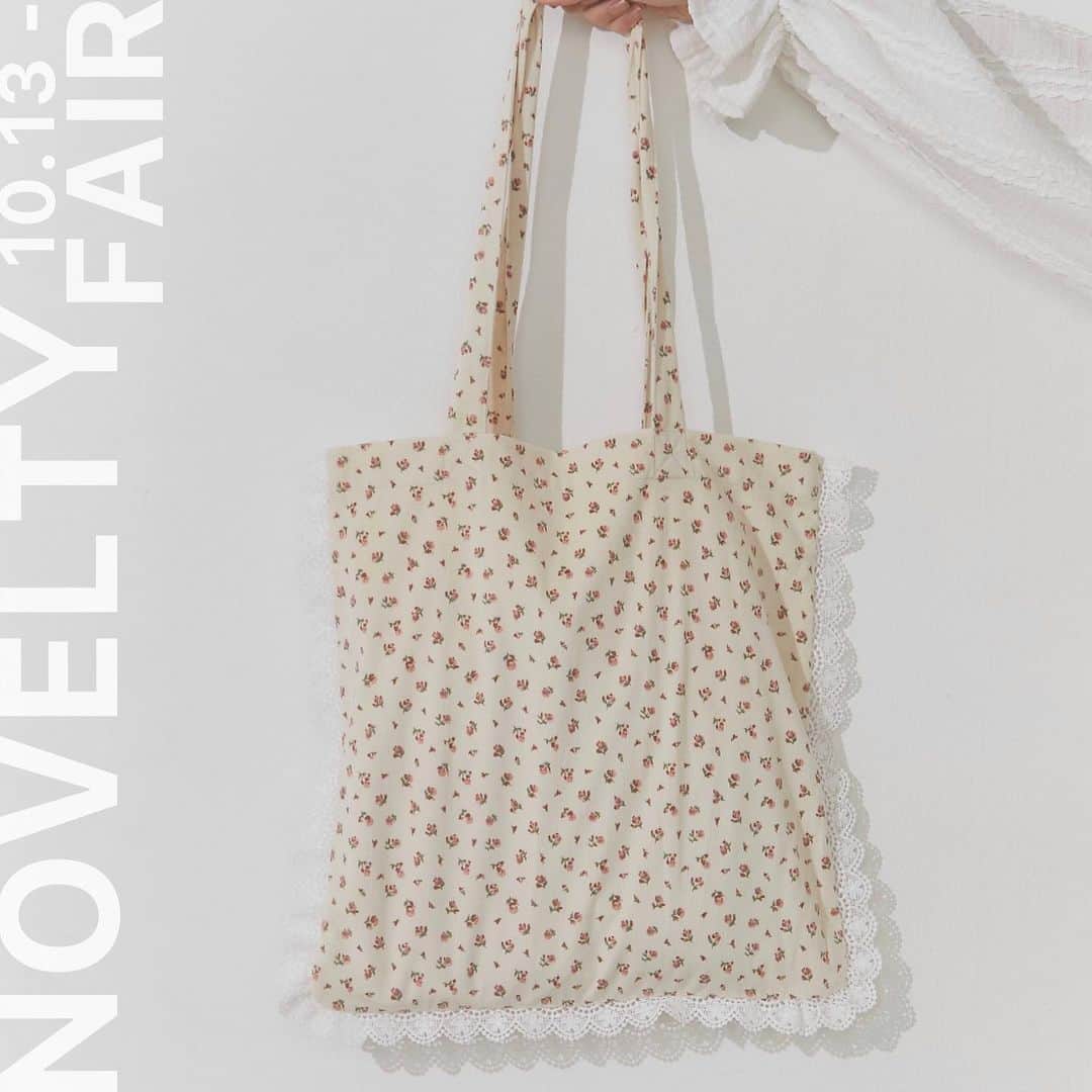 merry jennyのインスタグラム：「【 novelty fair ! 】 ㅤㅤㅤㅤㅤㅤㅤㅤㅤㅤ 10/13(fri) 〜 直営店・RUNWAY channel にて novelty fair start！ ㅤㅤㅤㅤㅤㅤㅤㅤㅤㅤ ¥13,200 (tax in) 以上お買上げのお客様に  『petit flowerフリルトート』をプレゼント♡ ㅤㅤㅤㅤㅤㅤㅤㅤㅤㅤㅤㅤㅤ ※無くなり次第終了いたします。 checkをお見逃しなく！ ㅤㅤㅤㅤㅤㅤㅤㅤㅤㅤㅤㅤㅤ  A4クリアファイル・PCがすっぽり入る大容量！！ ㅤㅤㅤㅤㅤㅤㅤㅤㅤ ㅤㅤㅤㅤㅤㅤㅤㅤㅤㅤ #merryjenny #メリージェニー  #2023aw #autumn #dreamwell #novelty #トートバッグ」
