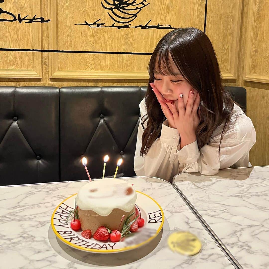 REINAのインスタグラム：「⁡ ⁡ ⁡ 実は、、お友達と 念願のだいっっすきなキャラクターの ホテルにお泊まりしました🐶🖤🤍 ⁡ 一緒に行ったお友達も この同じキャラクターが好きで、 お互いお誕生日が近くて、、 お誕生日旅行です🎂♡ ⁡ ⁡ とにかくどこもかしこも このキャラクターがいて、 可愛いすぎて終始幸せでした💞 ⁡ また泊まりたいな💭🥹🥹🥹 ⁡ ⁡ ⁡ ⁡ ⁡ ⁡ ⁡ #オリックス #BsGirls #Bs2023 #NPB #ORIX #buffaloes #プロ野球 #baseball #野球 #野球好き #オリ姫  #インスタ野球女子 #野球好きな人と繋がりたい #follow  #オリックスバファローズ #京セラドーム大阪 #ホテル #カフェ #神戸 #hotel  #BsGirls10th💎 #instalike #like4like #followme  #reina_bsgirls #reina_360  #SMILE全開 #🌼 #🐰 #🥐」
