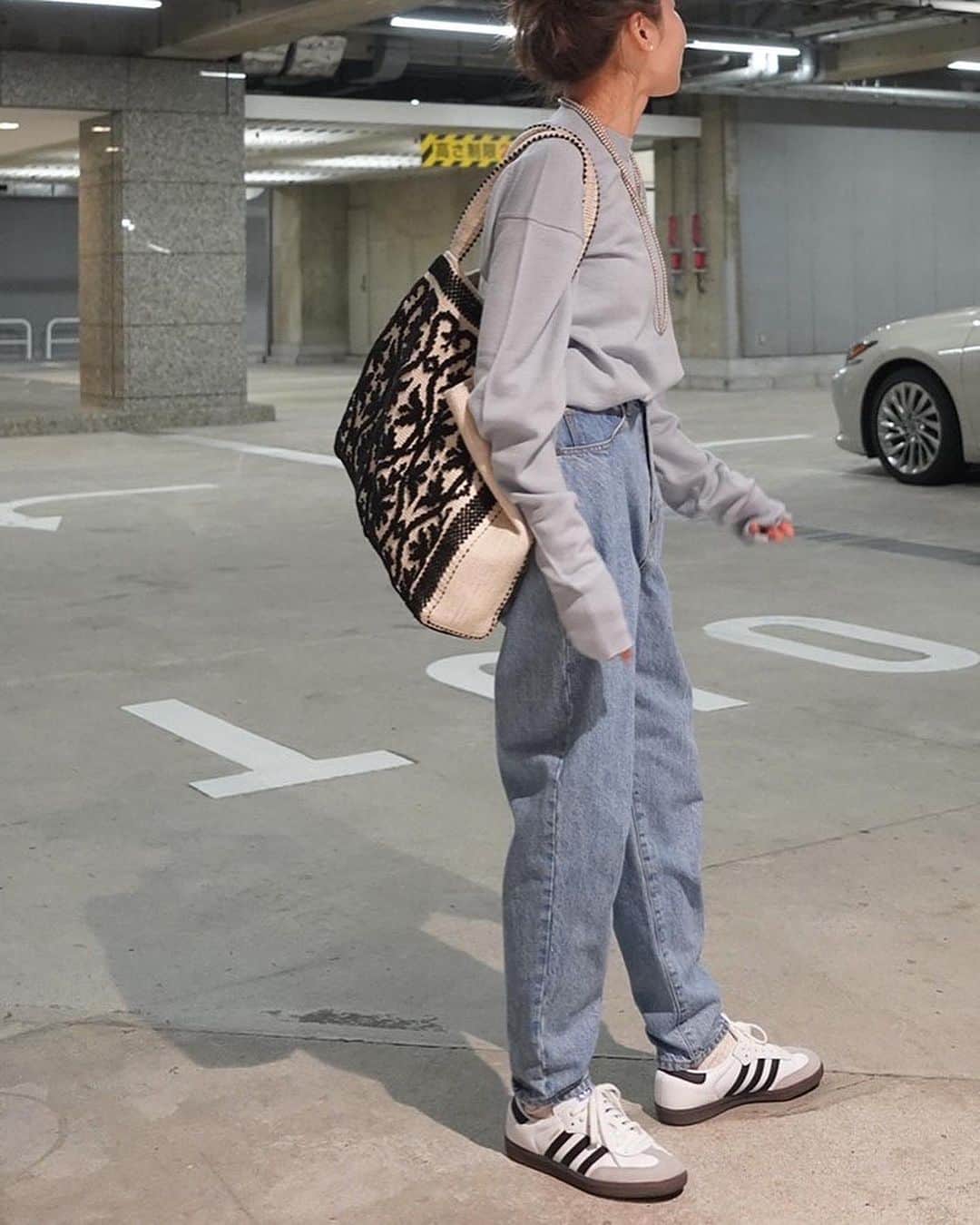ETRÉ TOKYO ストアのインスタグラム：「@etretokyo  【10/12 New Arrival】 ㅤㅤㅤ ㅤㅤ #ETREクルーネックハイゲージニットボディスーツ  WHITE / GREY / BLUE F size ¥22,000(tax in)  ㅤㅤㅤ  新宿スタッフ @etretokyo_maki 161cm @etretokyo_risa 160cm  本社スタッフ @sakiko_113 154cm  着用カラー：BLUE  ㅤㅤㅤ ㅤㅤㅤ - - - - - - - - - - - - - - - - - - - - - - - - - - - -  商品詳細はTOPページURLよりチェック🔍 ›› @etretokyo_store  ㅤㅤㅤ スタッフコーディネートも毎日更新中【 #etretokyo_staff_ootd 】をフォロー🐿️  TOPページの"フォロー中"から 気になるスタッフのアカウントをフォロー🤝  - - - - - - - - - - - - - - - - - - - - - - - - - - - - ⁡  【INFORMATION】 ⁡ㅤㅤㅤ ⁡ ※ 10/12(木)発売のアイテムは 10/13(金)12:00よりお在庫のある場合、ルミネカード会員様限定で店舗通販のご利用が可能です。  ⁡ ※お電話がつながりにくい可能性がございます。 ⁡ ※また混雑時には入場制限及び 試着点数の制限を設けさせて頂きます。 予めご了承ください。 ⁡ ⁡ ご理解、ご協力を賜りますよう 心よりお願い申し上げます。   ㅤㅤㅤ 【LUMINE SHINJUKU STORE】 ETRÉ TOKYO ルミネ新宿2店 TEL：03-5989-0979  ー営業時間ー (平日、土日祝)11:00-21:00 ⁡  #etretokyo#etre#fashion#etretokyoshinjuku #etre#2023etre#etretokyo_staff_ootd#2023aw #大人ファッションコーデ #シンプルスタイル  #オトナカジュアルコーデ #ブルーニット #カラーコーディネート #デニムスタイル」