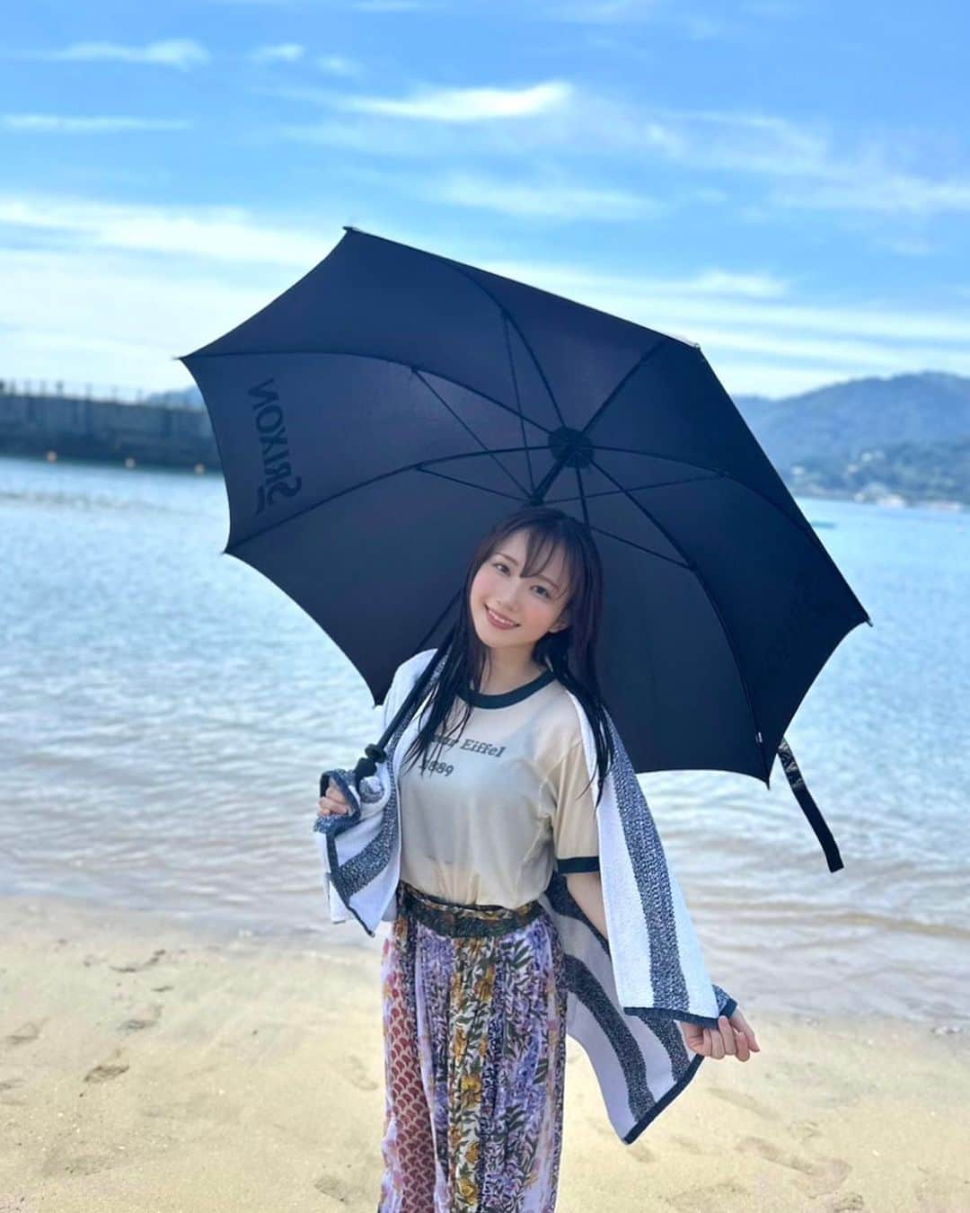 青山なぎさのインスタグラム：「#週刊プレイボーイ さんのグッズ アートボードの写真の衣装☀️ 花柄のスカートがお気に入り〜❁❁ #週プレ #グラビア #熱海」