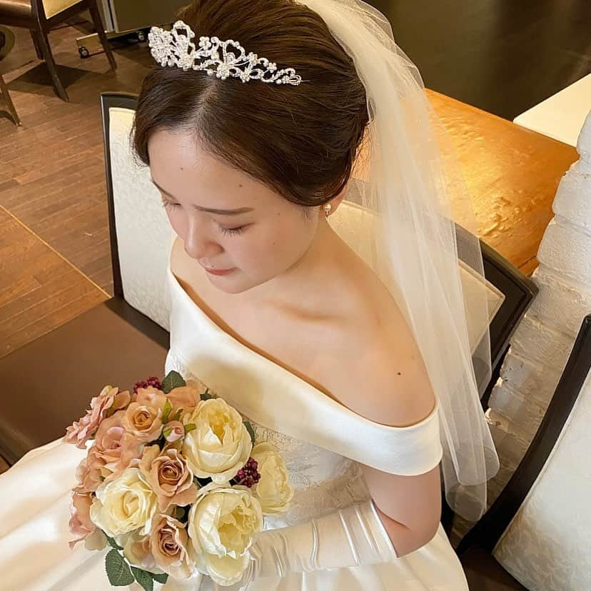 ホテルモントレ大阪 ブライダルサロンのインスタグラム：「. ご新婦様のおすすめ美容👰🏻‍♀️💄 〜ボディメイク〜 デコルテ、腕、背中を水溶きのファンデーションでお仕上げ。 赤みやシミの補正、トーンアップ、ラメも入れることができます✨ お身体もナチュラルな水光肌に💍  #ボディメイク#ホテルモントレ#ホテルモントレ大阪 #モントレ大阪#モントレウエディング#ホテルウエディング#関西花嫁#花嫁美容」