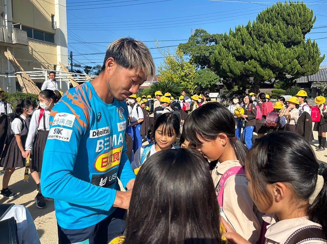 櫻内渚のインスタグラム：「あいさつ運動＆みまもる運動 今日は桜井小学校。 安全に帰りましょう😁  #fc今治 #突き進め光射す方へ #桜井小学校 #次はどこの学校かな」