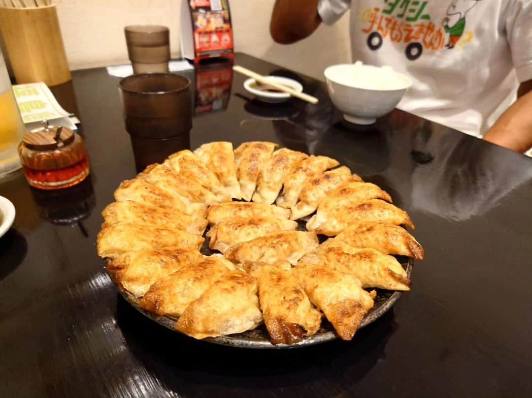 テレビ東京「土曜スペシャル」さんのインスタグラム写真 - (テレビ東京「土曜スペシャル」Instagram)「10月14日(土)夜6時30分からは… 『千原ジュニアのタクシー乗り継ぎ旅　第16弾🚕💨』  ゲストは元サッカー日本代表・大久保嘉人さん⚽️  「タクシー呼んでくれた人おすすめチェックポイント」 「お名前ボーナス」は今回も健在です😉😉😉  そんな今回のおすすめチェックポイントから1つをご紹介！ 福島名物「円盤餃子」 大きなお皿に敷き詰められた餃子🥟 写真を見るだけでお腹が空いてきそうです… ロケ中、ビールと一緒に堪能されていました🍻  呑気に見える2人ですがゴールは間に合ったのでしょうか⁉︎ 📣番組公式インスタも更新中！「＠taxijr7」で検索&フォロー✅ 📣TverではスマホやPC、タブレットなどで 全国どこからでも無料のリアルタイム配信で番組をお楽しみいただけます📺  #テレビ東京 #テレ東 #土曜スペシャル #土スペ #ジュニアタクシー #千原ジュニア #大久保嘉人 #サッカー #タクシー旅 #福島県 #猪苗代湖 #野口英世記念館 #野口英世 #宮城県 #遠刈田温泉 #蔵王 #山形県 #立石寺 #旅行 #国内旅行 #旅行好きと繋がりたい #travel #⚽️」10月12日 19時59分 - tvtokyo_dosupe
