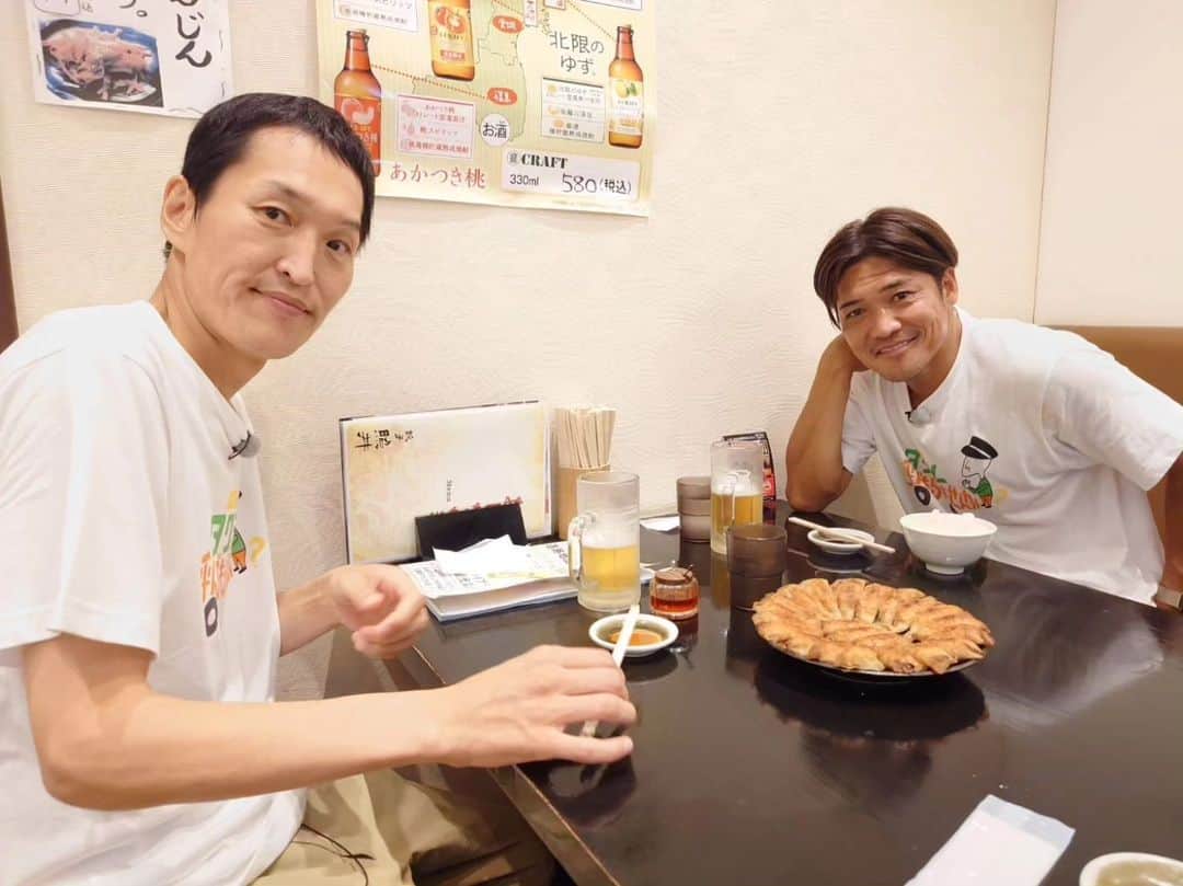 テレビ東京「土曜スペシャル」さんのインスタグラム写真 - (テレビ東京「土曜スペシャル」Instagram)「10月14日(土)夜6時30分からは… 『千原ジュニアのタクシー乗り継ぎ旅　第16弾🚕💨』  ゲストは元サッカー日本代表・大久保嘉人さん⚽️  「タクシー呼んでくれた人おすすめチェックポイント」 「お名前ボーナス」は今回も健在です😉😉😉  そんな今回のおすすめチェックポイントから1つをご紹介！ 福島名物「円盤餃子」 大きなお皿に敷き詰められた餃子🥟 写真を見るだけでお腹が空いてきそうです… ロケ中、ビールと一緒に堪能されていました🍻  呑気に見える2人ですがゴールは間に合ったのでしょうか⁉︎ 📣番組公式インスタも更新中！「＠taxijr7」で検索&フォロー✅ 📣TverではスマホやPC、タブレットなどで 全国どこからでも無料のリアルタイム配信で番組をお楽しみいただけます📺  #テレビ東京 #テレ東 #土曜スペシャル #土スペ #ジュニアタクシー #千原ジュニア #大久保嘉人 #サッカー #タクシー旅 #福島県 #猪苗代湖 #野口英世記念館 #野口英世 #宮城県 #遠刈田温泉 #蔵王 #山形県 #立石寺 #旅行 #国内旅行 #旅行好きと繋がりたい #travel #⚽️」10月12日 19時59分 - tvtokyo_dosupe
