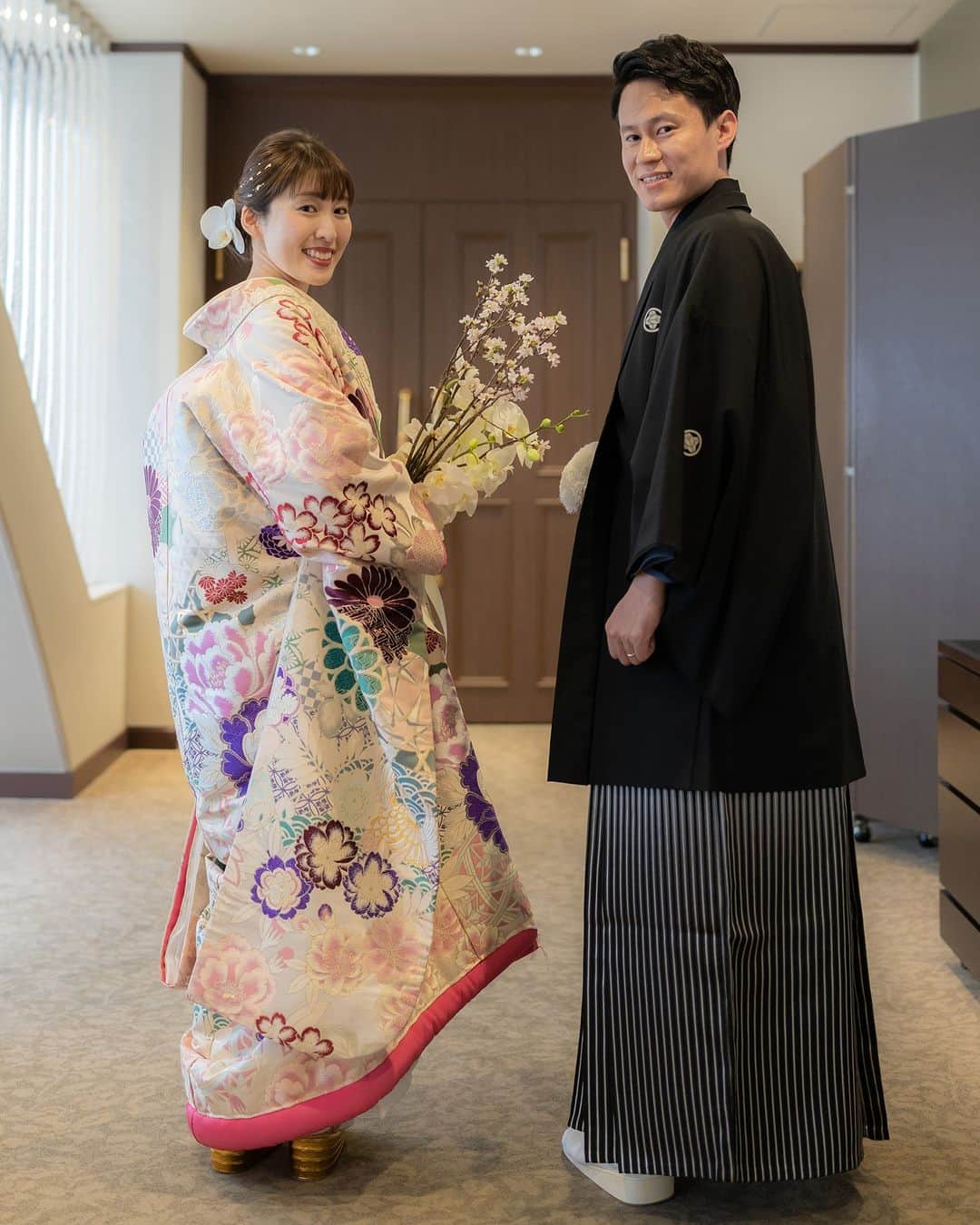 ホテル椿山荘東京ウエディングさんのインスタグラム写真 - (ホテル椿山荘東京ウエディングInstagram)「❤  披露宴入場前のドキドキの瞬間✨ ……………………………………… 会場で待つゲストは、おふたりの登場を きっとワクワクした気持ちで待っているはず💛  この日のために選んだ 晴れ姿を写真📷に収め、 リラックスした気持ちになったところで いよいよ入場♪  大切なゲストと過ごす、 特別なひとときのはじまりです💍✨  TOKYO RESORT WEDDING 東京には、ひとを祝福する森がある。  ----------------------------------------------- @hotelchinzansotokyo_wedding のアカウントを タグづけ＆ #椿山荘花嫁 にてご投稿いただいた方より ステキなお写真✨をご紹介させていただきます。 皆さまのご投稿をお待ちしております ------------------------------------------------  #ホテル椿山荘東京ウエディング #ホテル椿山荘東京 #椿山荘結婚式 #東京リゾート #東京リゾートウエディング #tokyoresortwedding #東京花嫁 #関東花嫁 #花嫁ショット  #ウェディングレポ  #ホテルウエディング #結婚式準備  #結婚式場探し #式場見学  #卒花嫁 #2023花嫁 #大人花嫁  #和装 #和婚 #和装結婚式 #和装婚 #色打掛 #色打掛試着 #色打掛ヘア #和装ヘア #和ブーケ  #披露宴 #ホテル披露宴 #結婚披露宴」10月12日 20時00分 - hotelchinzansotokyo_wedding