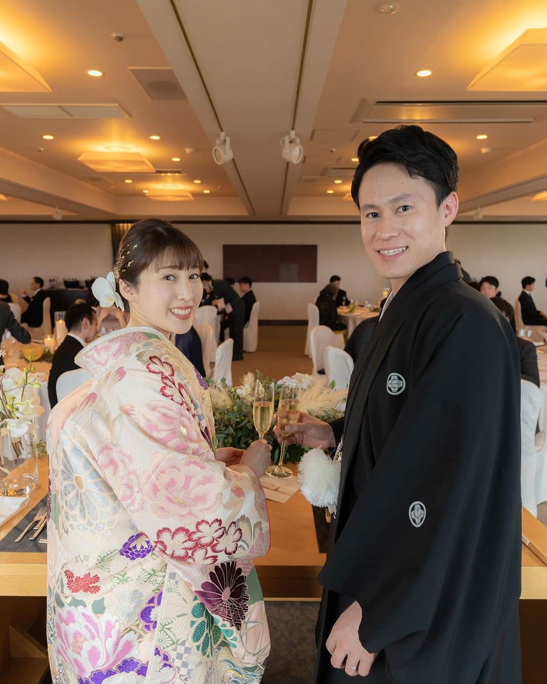 ホテル椿山荘東京ウエディングさんのインスタグラム写真 - (ホテル椿山荘東京ウエディングInstagram)「❤  披露宴入場前のドキドキの瞬間✨ ……………………………………… 会場で待つゲストは、おふたりの登場を きっとワクワクした気持ちで待っているはず💛  この日のために選んだ 晴れ姿を写真📷に収め、 リラックスした気持ちになったところで いよいよ入場♪  大切なゲストと過ごす、 特別なひとときのはじまりです💍✨  TOKYO RESORT WEDDING 東京には、ひとを祝福する森がある。  ----------------------------------------------- @hotelchinzansotokyo_wedding のアカウントを タグづけ＆ #椿山荘花嫁 にてご投稿いただいた方より ステキなお写真✨をご紹介させていただきます。 皆さまのご投稿をお待ちしております ------------------------------------------------  #ホテル椿山荘東京ウエディング #ホテル椿山荘東京 #椿山荘結婚式 #東京リゾート #東京リゾートウエディング #tokyoresortwedding #東京花嫁 #関東花嫁 #花嫁ショット  #ウェディングレポ  #ホテルウエディング #結婚式準備  #結婚式場探し #式場見学  #卒花嫁 #2023花嫁 #大人花嫁  #和装 #和婚 #和装結婚式 #和装婚 #色打掛 #色打掛試着 #色打掛ヘア #和装ヘア #和ブーケ  #披露宴 #ホテル披露宴 #結婚披露宴」10月12日 20時00分 - hotelchinzansotokyo_wedding