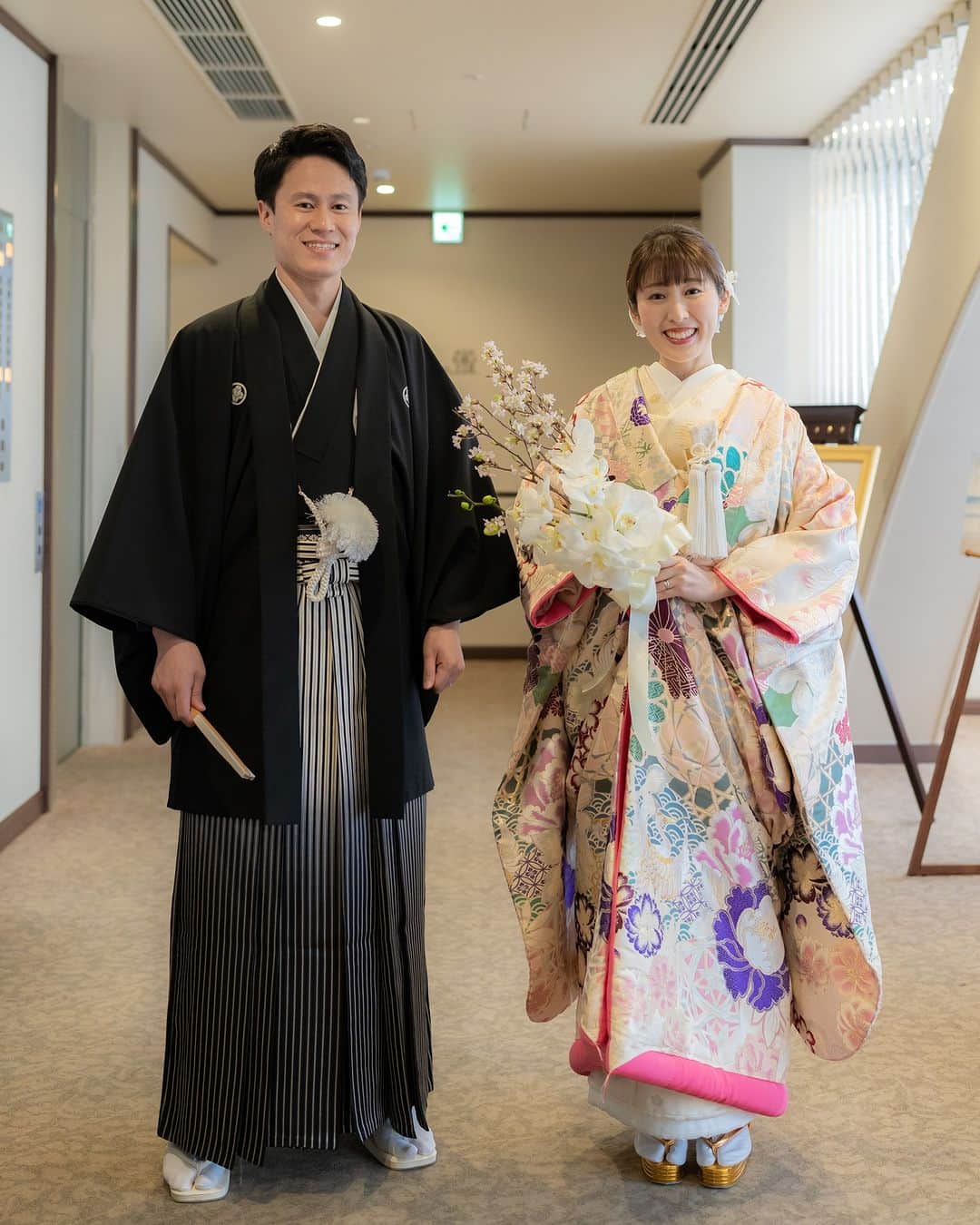ホテル椿山荘東京ウエディングさんのインスタグラム写真 - (ホテル椿山荘東京ウエディングInstagram)「❤  披露宴入場前のドキドキの瞬間✨ ……………………………………… 会場で待つゲストは、おふたりの登場を きっとワクワクした気持ちで待っているはず💛  この日のために選んだ 晴れ姿を写真📷に収め、 リラックスした気持ちになったところで いよいよ入場♪  大切なゲストと過ごす、 特別なひとときのはじまりです💍✨  TOKYO RESORT WEDDING 東京には、ひとを祝福する森がある。  ----------------------------------------------- @hotelchinzansotokyo_wedding のアカウントを タグづけ＆ #椿山荘花嫁 にてご投稿いただいた方より ステキなお写真✨をご紹介させていただきます。 皆さまのご投稿をお待ちしております ------------------------------------------------  #ホテル椿山荘東京ウエディング #ホテル椿山荘東京 #椿山荘結婚式 #東京リゾート #東京リゾートウエディング #tokyoresortwedding #東京花嫁 #関東花嫁 #花嫁ショット  #ウェディングレポ  #ホテルウエディング #結婚式準備  #結婚式場探し #式場見学  #卒花嫁 #2023花嫁 #大人花嫁  #和装 #和婚 #和装結婚式 #和装婚 #色打掛 #色打掛試着 #色打掛ヘア #和装ヘア #和ブーケ  #披露宴 #ホテル披露宴 #結婚披露宴」10月12日 20時00分 - hotelchinzansotokyo_wedding