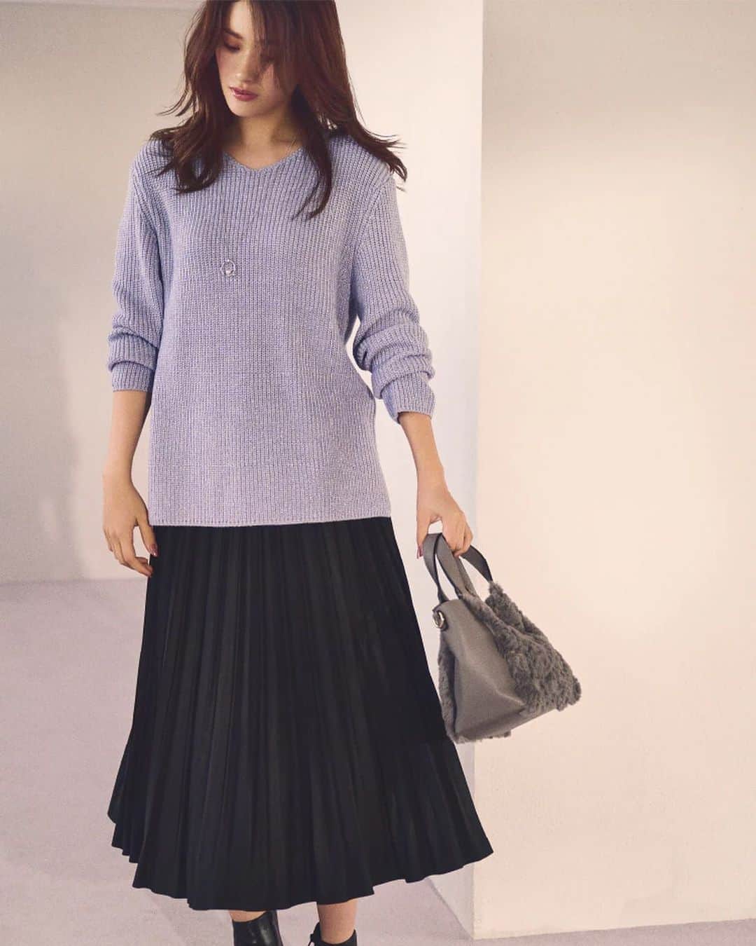cdec_official Aesthetic Senseのインスタグラム：「2023 Autumn &winter 出会う。 わたしの、 「華やか」ニット  -04- 「抜け感」を重視するなら こなれVネックニット  複数の糸とラメの組合せが表情豊かな「Vネックラメニット」。 華やかさと女性らしい素材感が、着映えるカジュアルスタイルを叶えます。  ヒップを隠してくれる丈感と、ゆとりのあるサイズ感、程よい肉厚感など、安心ポイントをしっかり押さえています。 ． ． . 5color ✴︎ knit No.187-17127 ¥16,500(tax in) . ． ． 新しいアイテムが続々と入荷しています‼︎ 是非オフィシャルサイトをチェック♪ @cdec_official  . .  #クードシャンス  #ファッション #ファッションコーデ #秋 #秋服 #秋服コーデ #秋コーデ #ニット #ニットコーデ #華やか #華やかコーデ #大人コーデ #着まわしコーデ #着まわし #おでかけコーデ #休日コーデ #お仕事コーデ #通勤コーデ #エレガント #きれいめコーデ #上品コーデ #着映えコーデ #おしゃれさんと繋がりたい #ファッション好きな人と繋がりたい」