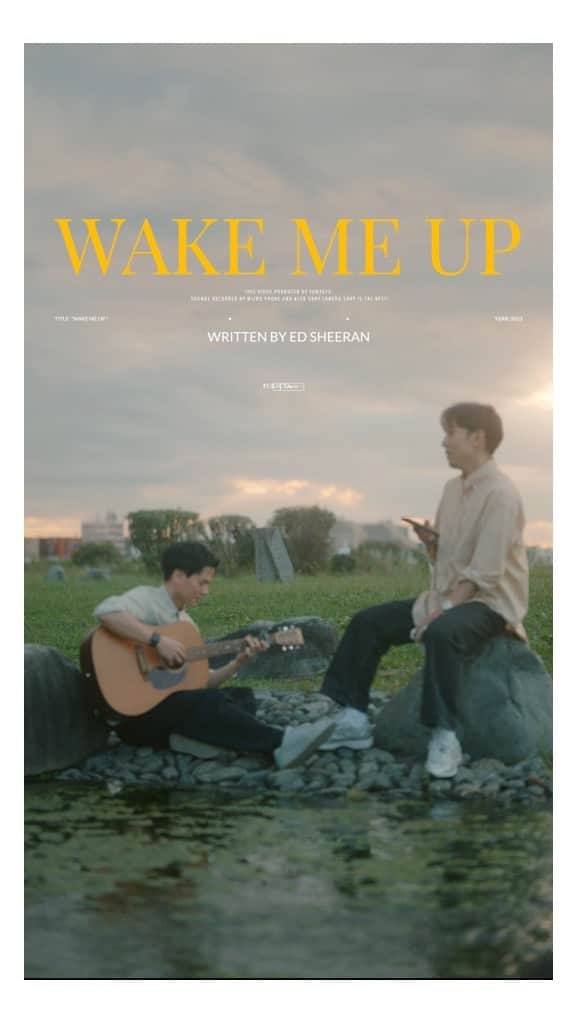 田村良太のインスタグラム：「ふらっと集まって歌ってみた🚶🚶🚶🎵📽️  Ed Sheeran - Wake Me Up-   Vo.染谷洸太 Gt.田村良太  いやー、陽が落ちるギリギリの時間に外で歌うって気持ち良いです🤭 この少し前はもっと雲もなくてエモかったんですけどねっ☁️  #ふらうた #furauta #edsheeran  #wakemeup」