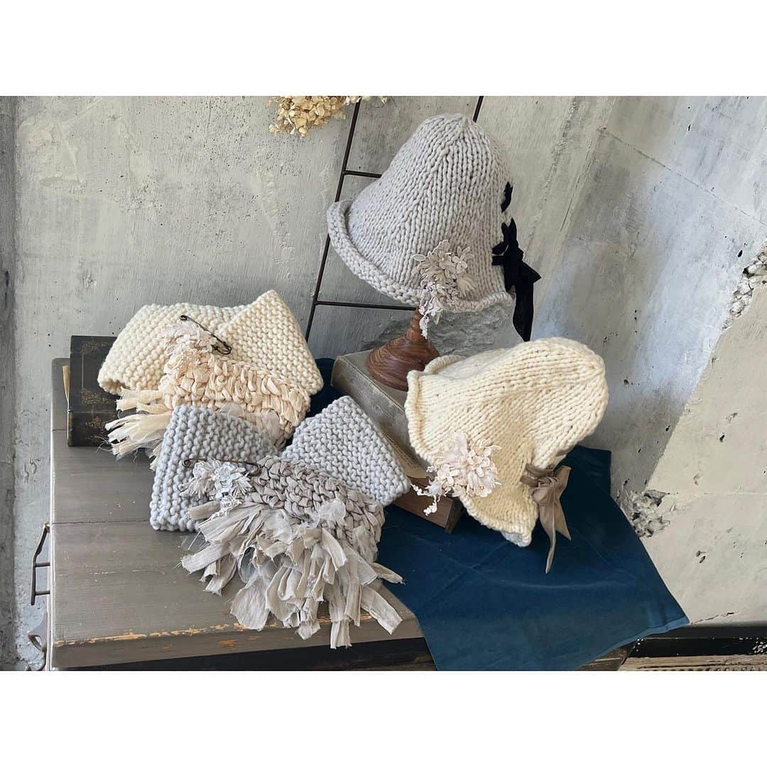 エムスールのインスタグラム：「\ new / 10.14 release ⁡ ⁡ みなさま、こんばんは＊ ⁡ ⁡ 少し前までは まだまだ夏のような日が続いていましたが ⁡ 急に寒くなってきましたね…* ⁡ ⁡ そんな季節にぴったりな 秋冬雑貨がもうすぐ登場いたします。 ⁡ ⁡ = = = = = = ⁡ ⁡ 10.14 12:00~  release  ⁡ ⁡ □ 手編みのリボンニット帽 ⁡ □ お花とシアーミックスの手編みマフラー ⁡ □ 大きなお花とレースのシュシュ - 公式ONLINE STORE限定 -  ⁡ ⁡ - -  SALE ITEM - -  ⁡ ZOZO限定＊1,2点のみ販売 ⁡ □ お花のやわらかニット帽 ⁡ □ 三つ編みのニットターバン ⁡ □ お花のやわらかニットミトン ⁡ ⁡ = = = = = = ⁡ ⁡ ⁡ 新作アイテムのニット帽とマフラーは ホワイトとグレーのお作りですが ⁡ ホワイトがとっても少ないので みなさまご注意ください！ ⁡ ⁡ SALE ITEMは ZOZOで販売していたアイテムが 少しだけ再入荷いたします＊ ⁡ ⁡ ⁡ 今回のアイテムは どれもいつも以上に数が少ないので お見逃しなく！ ⁡ ⁡ それぞれの投稿も 少しずつアップしていきますね◎ ⁡ ⁡ ⁡ #m_soeur #msoeur #エムスール ⁡ #新作 #秋冬 #秋冬雑貨 #ニット #ニット帽 #ニットマフラー #ミトン #シュシュ #ヘアアクセサリー #ニットシリーズ #2023aw #aw」