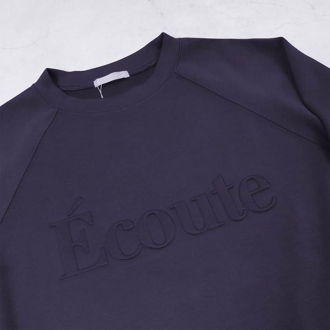 armoire caprice / アーモワール カプリスさんのインスタグラム写真 - (armoire caprice / アーモワール カプリスInstagram)「. .  ひかえめな存在感が大人っぽい、エンボス加工のロゴTOPS  さりげないエンボス加工のロゴは、フランス語で「ねぇ聞いて」という意味の"E'coute"。しっとりとした綺麗な表面感と、もっちりとした程良い厚みが魅力のダンボール素材を使用したアイテム。スウェットのようにカジュアルになりすぎず、ボリュームのある甘めのスカートともマッチする大人仕様の一枚です。  　 【l'armoire de luxe】 エンボスダンボールTOPS 品番: 74032024 ￥9,900（税込）  　　  #armoirecaprice #アーモワールカプリス  #luxearmoirecaprice #リュクスアーモワールカプリス #importselect #インポート#fashion #ファッション #ダンボールトップス #エンボス加工 #大人カジュアル  #coordinate #コーディネート」10月15日 19時40分 - erina_div_official