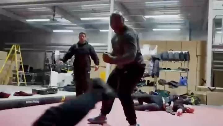 ページ・ケネディのインスタグラム：「Bet you never seen a big man do foot work in fight scenes」