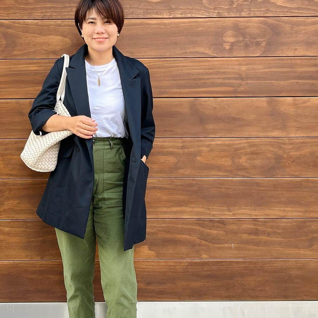 望月律子のインスタグラム：「日中暑くて着たいのに着られなかったロングジャケットがやっと登場。 肩のすっきりしたコンパクトさと思い切ったロング丈のバランスが最高です😎✨ #ロングジャケット #シンプルでカッコいい #大好きな感じです #着るもの悩む季節ですね #🤔🧥👖」