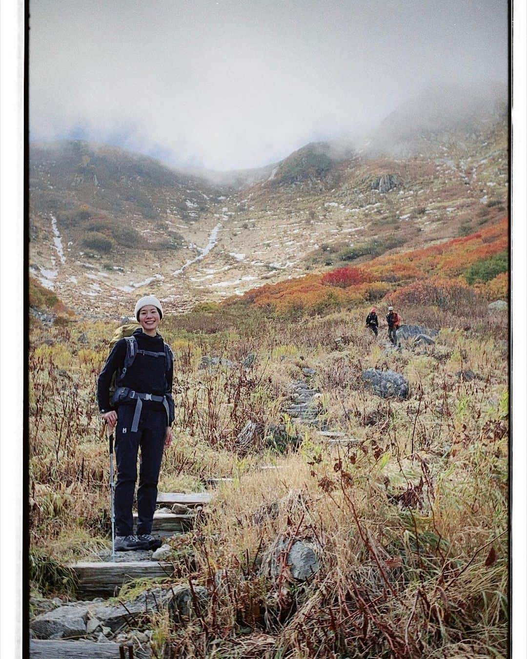 菖蒲理乃のインスタグラム：「雪山と紅葉と⛄️🍁 さいこうな4日間の山ロケでした。  3000メートルの雪山は初めて。 寒さで鼻は真っ赤になって笑えるくらい鼻水が溢れ出る。 アイゼン装着時はガニ股で… ピッケルの向きと持ち手は… と、いろいろ考えることがいっぱい。 でもそのぶん、太陽が昇ってきたときの感動はひとしお。 さらにガスが抜けて室堂が一望できたときの感動ったら。 新しいことに挑戦するときのわくわくドキドキを存分に味わいました。  翌朝の通勤電車で本を読もうとしたら、室堂で撮った記念写真が出てきた。 折れないように本に挟んでたのを忘れてた。 これがおとといの写真とは！あっという間だな。 最高のメンツと濃厚な山ロケでした。 ありがとうございました！  #立山 #みくりが池 #一の越 #雄山 #タンボ平 #室堂 #冬山 #冬山登山 #紅葉 #紅葉登山」