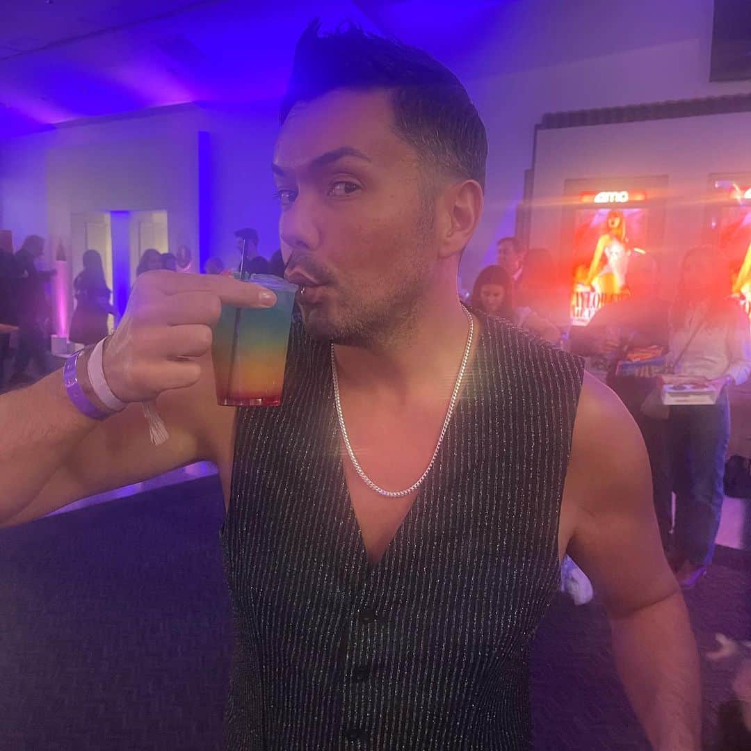 アンソニー・ラモスさんのインスタグラム写真 - (アンソニー・ラモスInstagram)「YAASS Taylor served rainbow cocktails at her world premiere 🏳️‍🌈  #tstheerastourfilm #taylorswift #erastour」10月12日 11時20分 - anthonyramosah