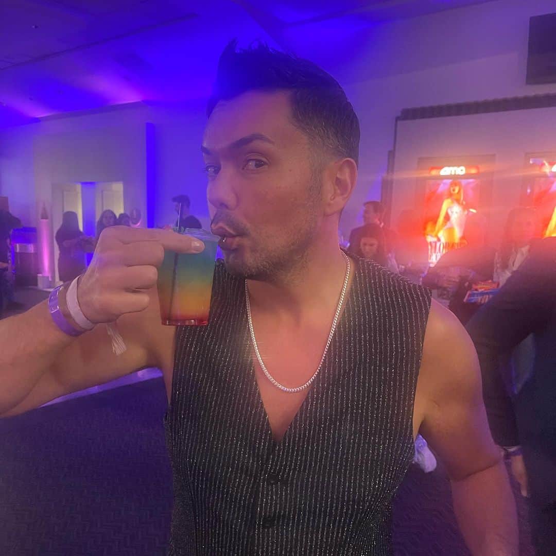 アンソニー・ラモスさんのインスタグラム写真 - (アンソニー・ラモスInstagram)「YAASS Taylor served rainbow cocktails at her world premiere 🏳️‍🌈  #tstheerastourfilm #taylorswift #erastour」10月12日 11時20分 - anthonyramosah