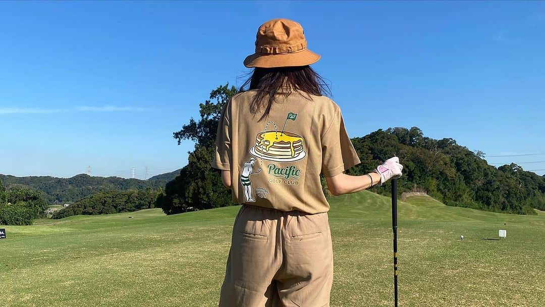 坪井保菜美さんのインスタグラム写真 - (坪井保菜美Instagram)「🥞golf日和なびより⛳️☀️ ベージュが好きなもんだから、 この日は全身ベージュで🙌🏻 背中のパンケーキが🥞おかわやろ☝️😂  キャンプかな？みたいな格好でゴルフするのも好みなんでベージュやカーキ、惹かれちゃう🐏🩶  @pacific_golfclub  ☝🏻お洒落でイラストが可愛いゴルフ用品ばかりだよん🎃🤎今度はベストコーデもしてみるのでぜひ🤣🙌🏻  あ、パンツは普通の私服👻💬  #pacificgolfclub #golf #golfwear #wear #pancake  #⛳️ #🥞 #🏌🏻‍♀️」10月12日 11時23分 - honamitsuboi