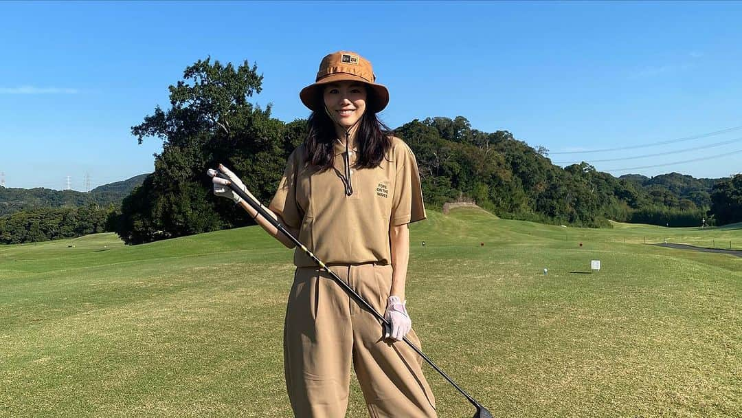 坪井保菜美さんのインスタグラム写真 - (坪井保菜美Instagram)「🥞golf日和なびより⛳️☀️ ベージュが好きなもんだから、 この日は全身ベージュで🙌🏻 背中のパンケーキが🥞おかわやろ☝️😂  キャンプかな？みたいな格好でゴルフするのも好みなんでベージュやカーキ、惹かれちゃう🐏🩶  @pacific_golfclub  ☝🏻お洒落でイラストが可愛いゴルフ用品ばかりだよん🎃🤎今度はベストコーデもしてみるのでぜひ🤣🙌🏻  あ、パンツは普通の私服👻💬  #pacificgolfclub #golf #golfwear #wear #pancake  #⛳️ #🥞 #🏌🏻‍♀️」10月12日 11時23分 - honamitsuboi