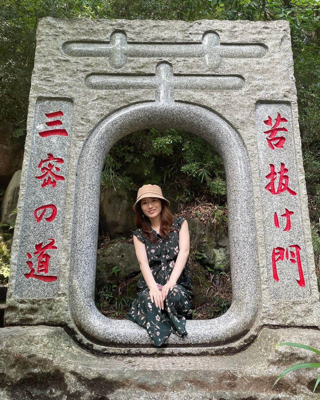 にゃんさんゴルフのインスタグラム：「高尾山いってきた〜！🗻  真夏日で暑くて疲れちゃった🤣🥵  チーズタルト美味しかった🥰  #高尾山#真夏日 #高尾山グルメ#高尾山登山#高尾山薬王院」