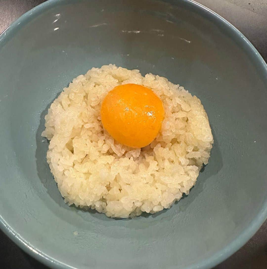 池田杏菜さんのインスタグラム写真 - (池田杏菜Instagram)「🍳🍳  昨日食べた卵かけご飯 世界一美味しくて忘れられない( ✧﹃✧)  好きな食べもの暫定なんばーわんなう。  ビアードパパは産まれて初めて食べたけど これもすぐ大好物なった  昨日は大好物発見day🪄  大好きなおとももちと過ごせて 美味しいもの食べられて幸せな日。  .  #おっぱいごはん  . .」10月12日 11時35分 - ikestagram_o00