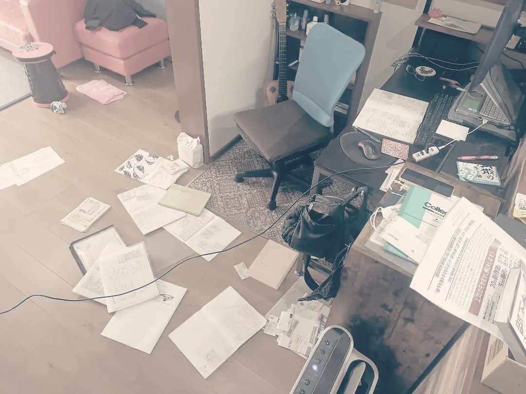 松本隆博のインスタグラム：「。⁡ ⁡ラジオねた、考え中。⁡ ⁡いろんな資料を広げると⁡ ⁡こうなります…決してちらかし⁡ ⁡てるのではありません。⁡ ⁡⁡ ⁡…なかなか産みの苦しみ段階⁡ ⁡はいつも辛いのです。⁡ ⁡⁡ ⁡還暦少年 松本隆博⁡ ⁡」