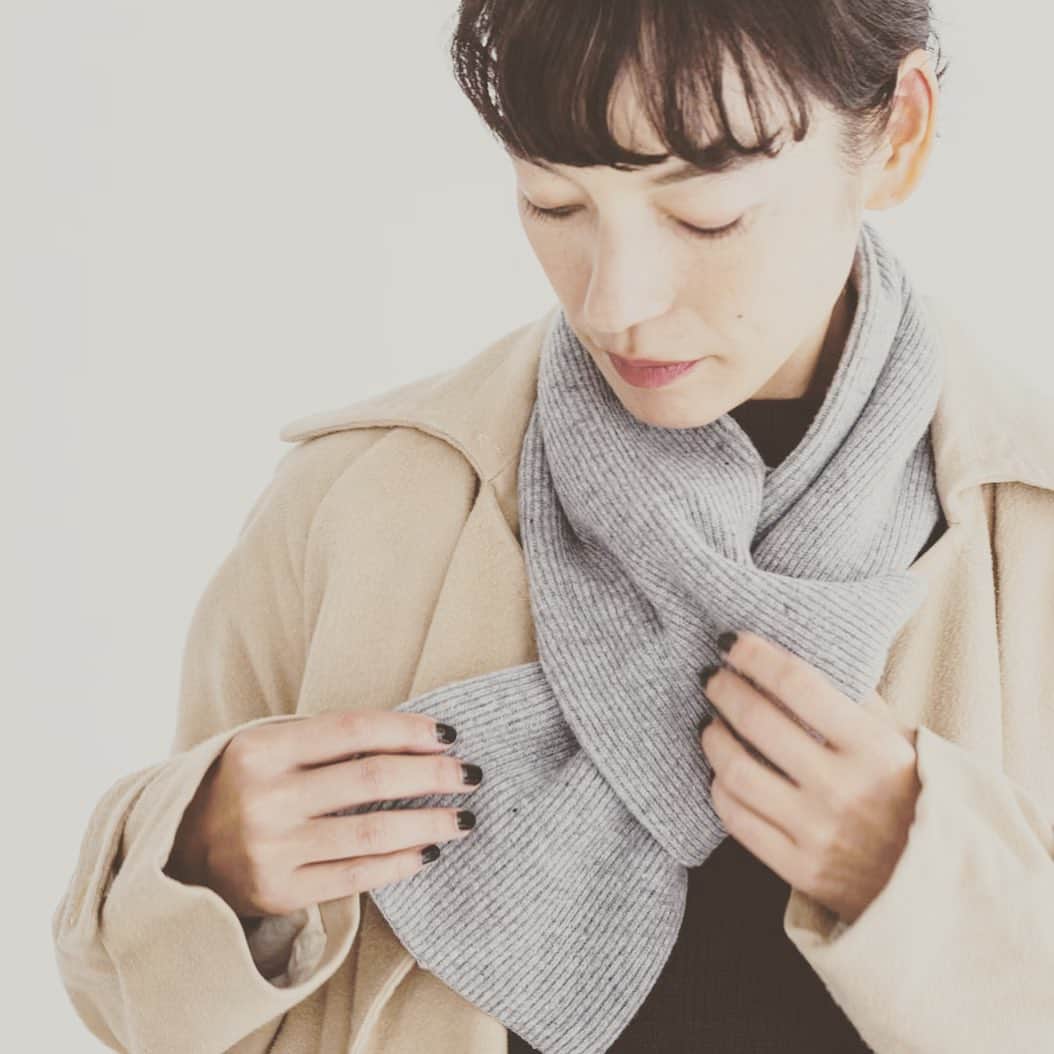 KIKIのインスタグラム：「【北欧、暮らしの道具店】 NORMALLYから登場したユニセックスで使えるマフラー🧣✨ モデルをさせていただいております 季節が駆け抜けるように進むこの頃 どうもこころがついていってない気がするけれど からだは追いつくように温めるように まずは首元から⛄️  ぜひサイトをご覧ください☟ https://hokuohkurashi.com/product_contents/11192」