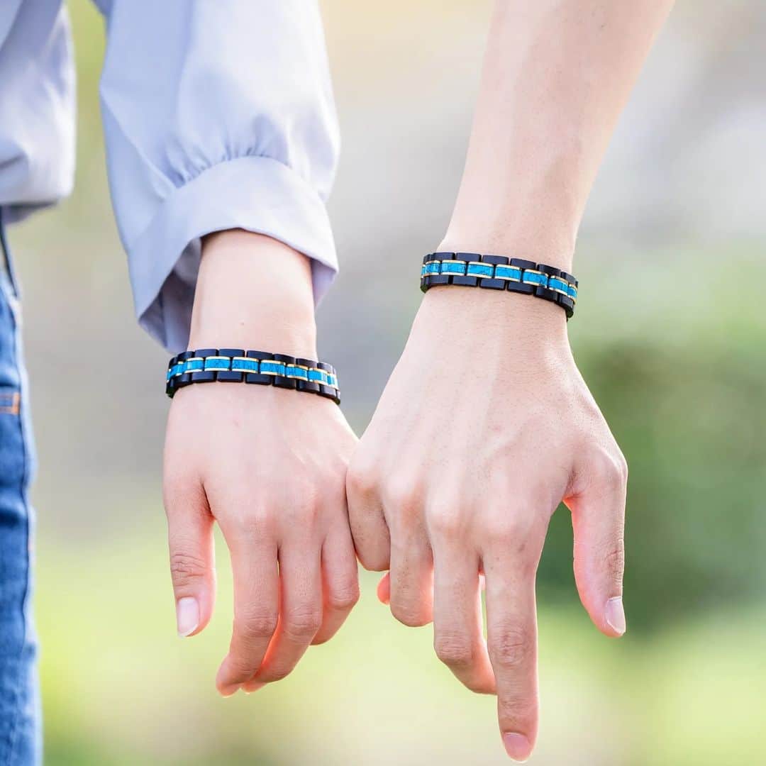 EINBAND -アインバンド-のインスタグラム：「ペアで付けるお守りの 天然石×天然木ブレスレット！  既に沢山の方から お問い合わせいただいております🙇 今週日曜日に販売予定です🙏  #EINBAND #木製ブレスレット」