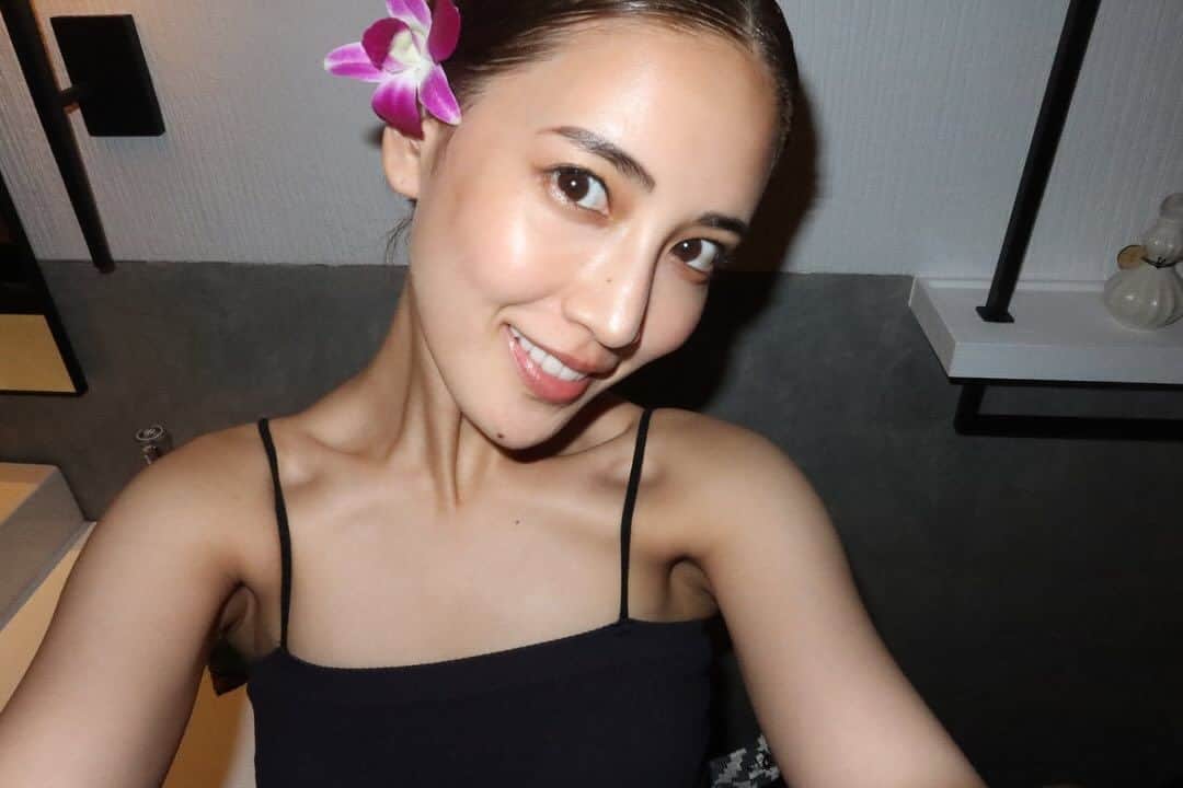 藤井夏恋のインスタグラム：「モルディブのホテルで チェックインした時に頂いたお花が可愛かったので髪に付けたの❤︎😌 今年はお仕事で海外に行けて嬉しい！！ また行きたいなぁって場所が増えてくの幸せ🤍」