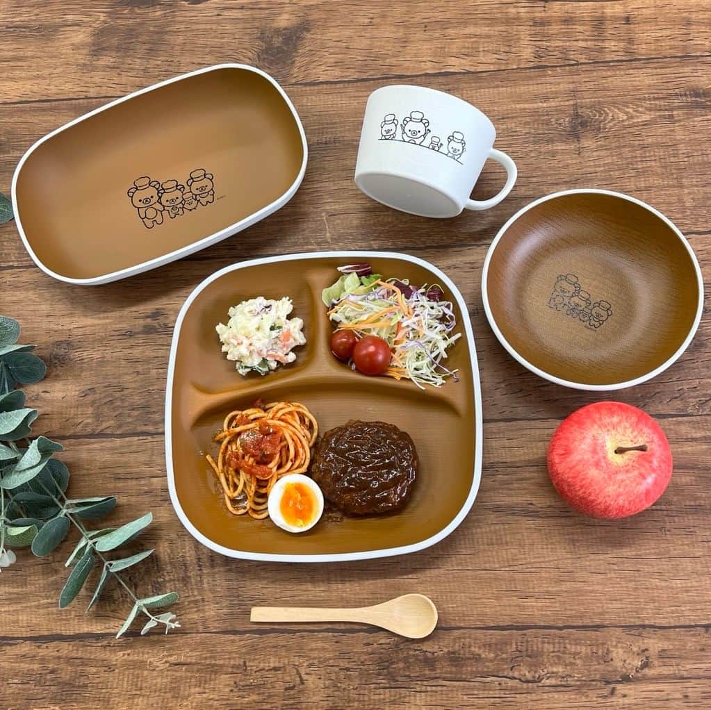 のインスタグラム：「🍴10月発売🍴  シンプルで使いやすいデザインがおしゃれな 木目調食器ができました！  電子レンジや食洗器にも対応の割れにくい素材で お手入れもしやすい✨  リラックマたちといっしょにごはんの時間も楽しく過ごそう♪  #リラックマ20周年 #リラックマ #コリラックマ #キイロイトリ #チャイロイコグマ #ランチ #おうちごはん #食卓 #食器 #木目調 #rilakkuma #korilakkuma #kiiroitori #chairoikoguma」