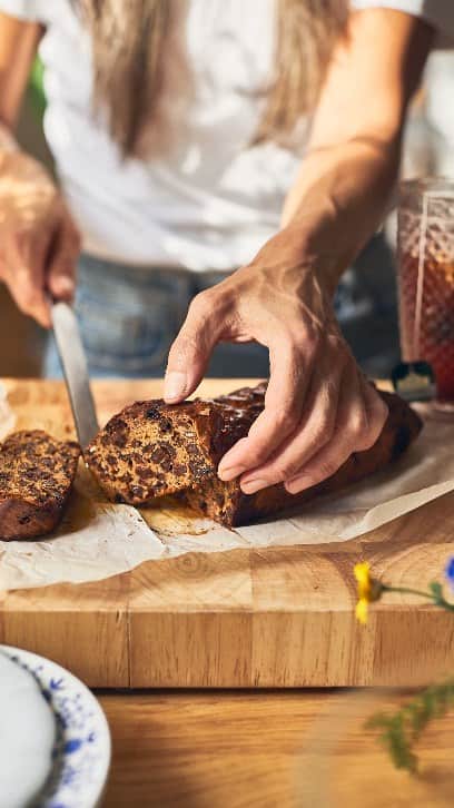 AHMAD TEA / アーマッドティーのインスタグラム：「"Bara Brith"  イギリスの南西に位置するウェールズ生まれの伝統菓子 バラブリス（Bara Brith）をご紹介✨  バラブリスとはウェールズ語で”たくさんの斑点がついたパン”という意味で、ドライフルーツがぎっしり詰まったローフ型のケーキです。  紅茶に一晩浸したドライフルーツを使っているのがポイント💡甘酸っぱいドライフルーツに上品な紅茶の香りが広がります。  18世紀に誕生したバラブリスは、現在でもレシピはほとんど変わらず、引き継がれているそうです👀 何世代にもわたって作り続けられたバラブリス🍰皆さまのご家庭でも一度試してみてはいかがでしょうか?  @ahmadtea_jp #アーマッドティー #ahmadtea」