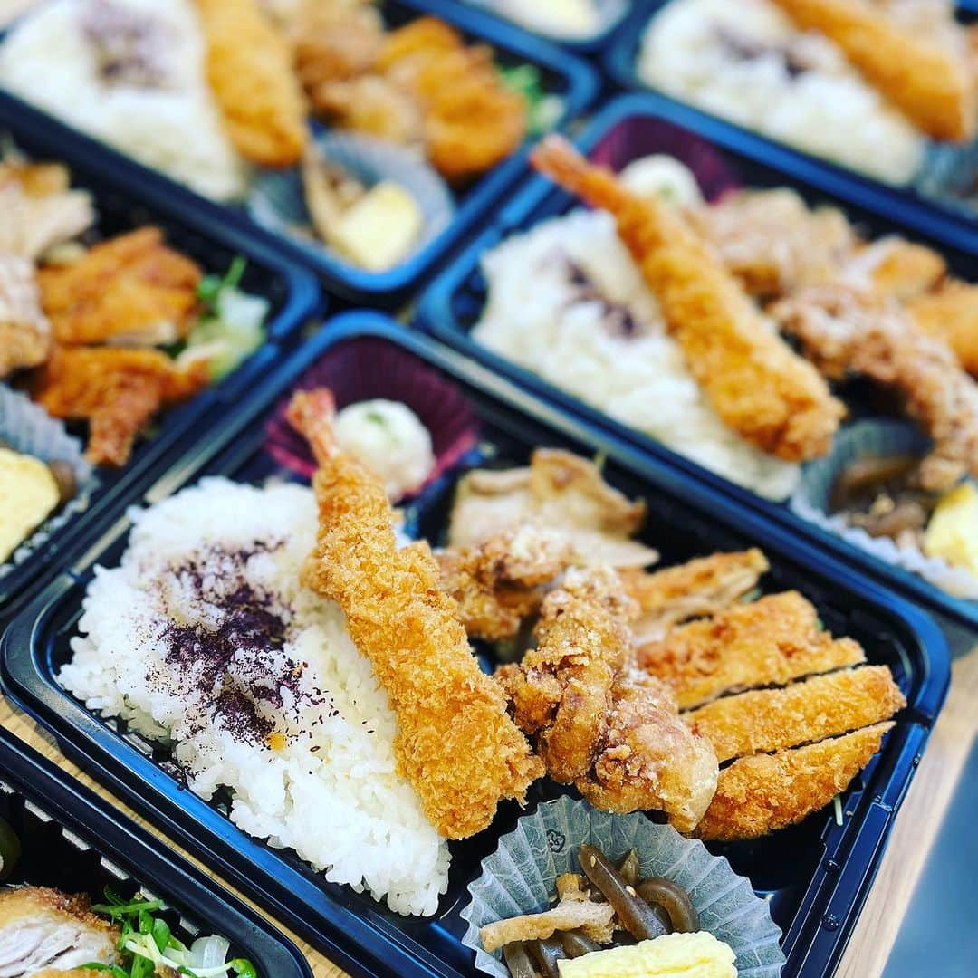 バルセンナリ食堂さんのインスタグラム写真 - (バルセンナリ食堂Instagram)「《✨️新メニュー✨️》  おはようございます☀️ 本日も元気にオープンしております❣️ よろしくお願いします😊  新メニューのご案内です！  〖上ホルモン 弁当〗  ぷるぷるのホルモンと味噌ダレの相性が抜群で︎👍🏻 ̖́- ご飯が進むこと、間違い無し‼️  もちろん、店内で 〖上ホルモン 定食〗としてもご提供していますので、是非一度ご賞味くださいm(_ _)m  本日もよろしくお願いします😊   #せんなり食堂   #金沢西泉   #定食   #持ち帰り弁当   #お弁当のご注文はお電話にて   #待ち時間なく安心です   #上ホルモン定食   #カキフライ＆とり唐 定食  #味噌カツ定食」10月12日 11時55分 - sennari.syokudou