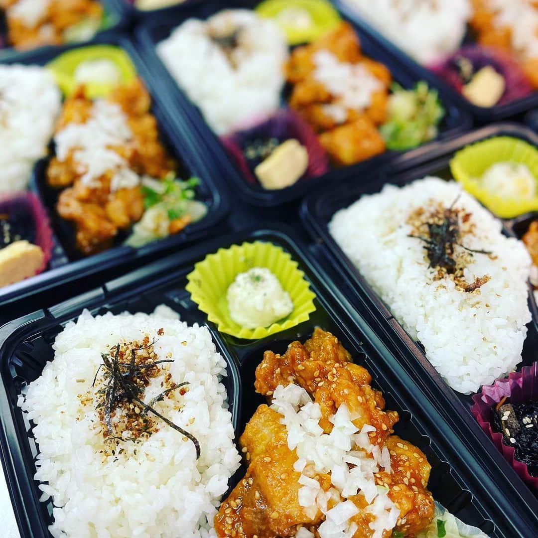 バルセンナリ食堂さんのインスタグラム写真 - (バルセンナリ食堂Instagram)「《✨️新メニュー✨️》  おはようございます☀️ 本日も元気にオープンしております❣️ よろしくお願いします😊  新メニューのご案内です！  〖上ホルモン 弁当〗  ぷるぷるのホルモンと味噌ダレの相性が抜群で︎👍🏻 ̖́- ご飯が進むこと、間違い無し‼️  もちろん、店内で 〖上ホルモン 定食〗としてもご提供していますので、是非一度ご賞味くださいm(_ _)m  本日もよろしくお願いします😊   #せんなり食堂   #金沢西泉   #定食   #持ち帰り弁当   #お弁当のご注文はお電話にて   #待ち時間なく安心です   #上ホルモン定食   #カキフライ＆とり唐 定食  #味噌カツ定食」10月12日 11時55分 - sennari.syokudou