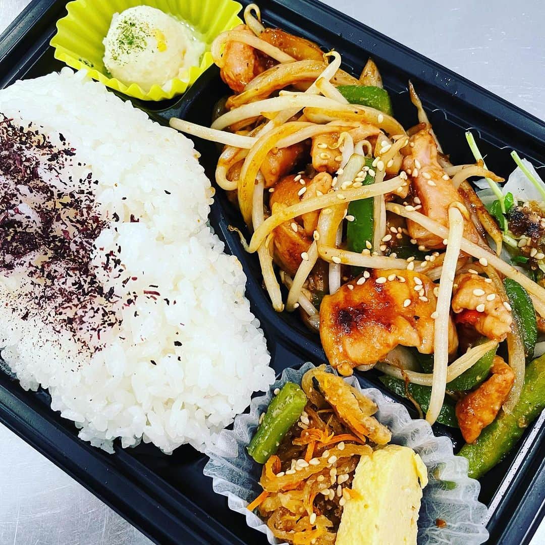 バルセンナリ食堂のインスタグラム：「《✨️新メニュー✨️》  おはようございます☀️ 本日も元気にオープンしております❣️ よろしくお願いします😊  新メニューのご案内です！  〖上ホルモン 弁当〗  ぷるぷるのホルモンと味噌ダレの相性が抜群で︎👍🏻 ̖́- ご飯が進むこと、間違い無し‼️  もちろん、店内で 〖上ホルモン 定食〗としてもご提供していますので、是非一度ご賞味くださいm(_ _)m  本日もよろしくお願いします😊   #せんなり食堂   #金沢西泉   #定食   #持ち帰り弁当   #お弁当のご注文はお電話にて   #待ち時間なく安心です   #上ホルモン定食   #カキフライ＆とり唐 定食  #味噌カツ定食」