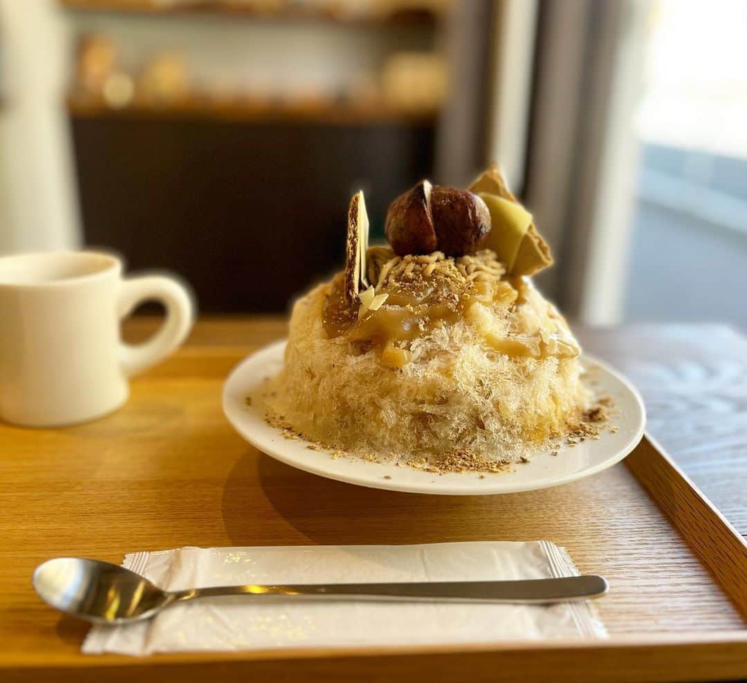 原田麻子のインスタグラム：「モンブラン  大好きな黒糖ラムベースが出た！ 美味しいなぁ、 渋皮煮も絶品！  渋皮煮おいしいとこに間違いはない。  #かき氷#かき氷🍧#おやつ#ごはん#sweets#shaveice#東京かき氷」
