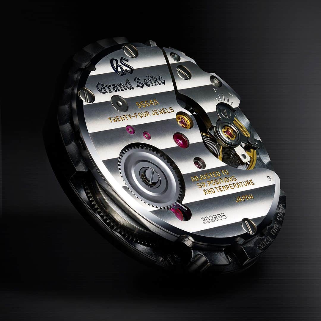 Grand Seiko Official instagramのインスタグラム：「9Sメカニカル 25周年 ～25年間の進化と革新～ Vol.23【手巻ムーブメント9S64の魅力】  キャリバー9S64はグランドセイコー専用の手巻ムーブメントです。そこには手巻ムーブメントならではの創意と工夫が込められています。  りゅうずを回すことで時計への愛着を一層感じることができるのも手巻ムーブメントの魅力です。キャリバー9S64では手巻輪列に専用の歯車を用いることで巻き心地のよさにも配慮しました。  また、りゅうずの回し過ぎによってぜんまいが切れるのを防ぐ「スリッピングアタッチメント」も搭載されており、キャリバー9S64には特にぜんまいの巻き締め感が得られるよう専用のものが採用されています。さらに、手巻輪列に穴石を用いることで手巻機構の耐久性を高めています。  ムーブメントの大部分を覆って部品をしっかりと保持する大きな受は、一体感のある美しい外観につながっています。ムーブメントの中心の大きな穴石や角穴車横のこはぜ受石は耐久性を向上させるとともに、ムーブメントに一層の美しさを与えます。  キャリバー9S64は最大巻き上げ時約72時間の長持続により、安定した高精度も実現しています。  #grandseiko #9Sメカニカル #9Smechanical #グランドセイコー #aliveintime #9s64」