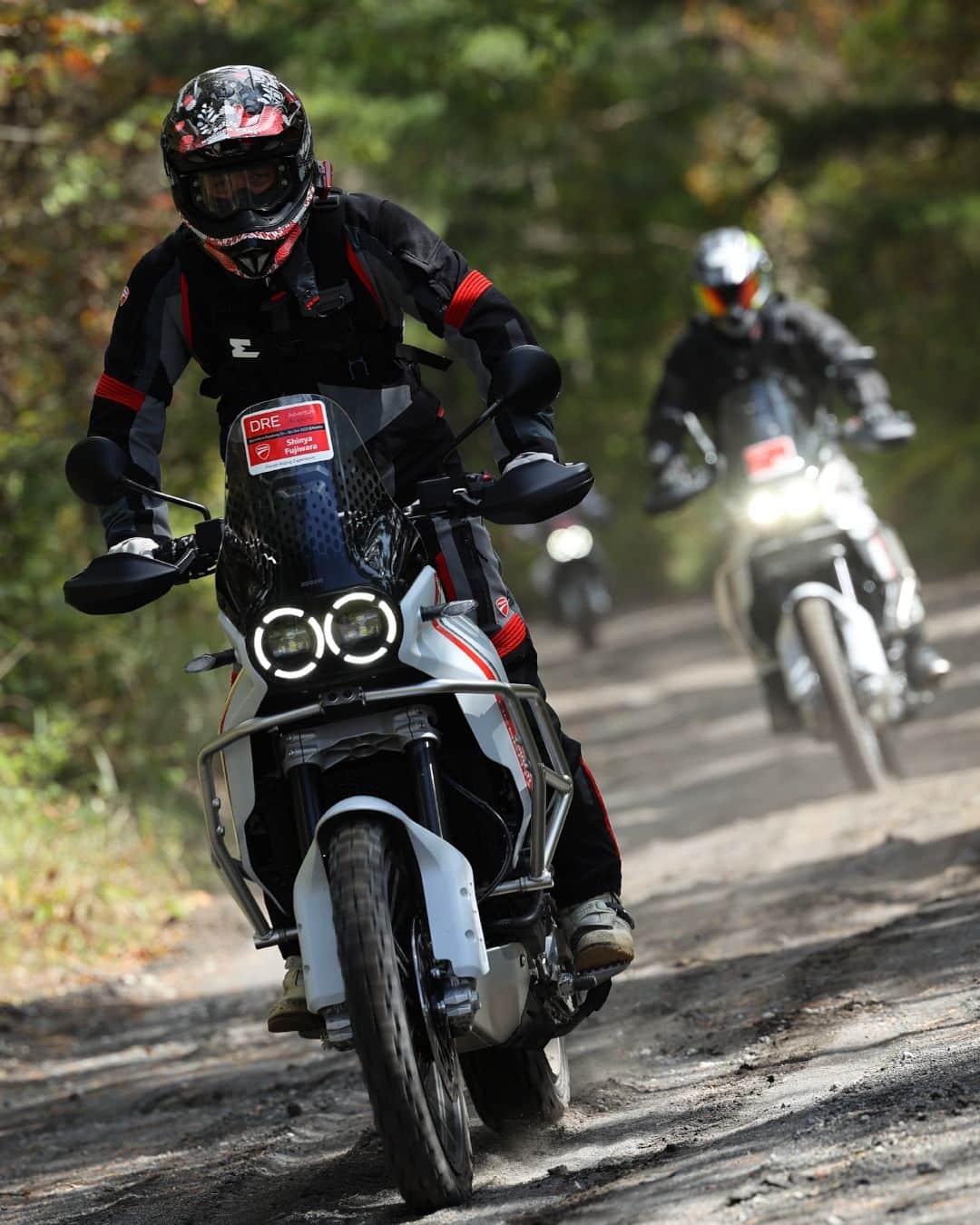 Ducati Japanさんのインスタグラム写真 - (Ducati JapanInstagram)「10/7-8にオフロードの聖地であるアサマレースウェイ及び北軽井沢周辺地区にて、「DRE アドベンチャー・アカデミー」を開催しました。  イタリア本国でDRE Adventureの実施運営をマスターした三橋淳氏をはじめとする豪華な講師陣によるきめ細かい指導の下、安全で快適なオフロード走行の楽しさを存分に体感いただきました。  当日の様子はドゥカティ公式Webサイトからご覧ください。  #DRE #ドゥカティいいじゃん #DUCATI #ドゥカティ #オフロード #アドベンチャーバイク #ムルティストラーダ #デザートX」10月12日 12時00分 - ducatijapan