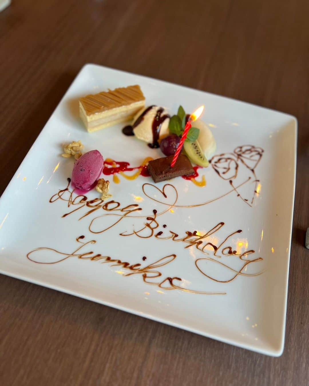 梅野舞さんのインスタグラム写真 - (梅野舞Instagram)「🎂✨ゆみぴの✨🎉 少し早いお誕生日会👏💕💕  個室で過ごすゆっくり楽しい時間♬ それが🤣驚くほど 時間が経つのが早くて、、笑  通りで一年があっという間なわけだ🤣なんて話しながら❣️  まだまだ一緒にいたかったけど また次回会える日まで😍  みんなに会うときはファッションや小物やヘアスタイルも楽しみの一つ✨  可愛い主役のゆみぴは🥰 ホワイトコーデでした♬ 性格・笑顔に癒されてるよ♡ 更に素敵な一年にしてね♡  3枚目は⇨ 一番に到着したわたしを ゆみぴが激写❤️  #お誕生日おめでとう #お誕生日会 #お誕生日プレート #バースデー#バースデープレート #バースデーランチ#おめでとう#happy#love#楽しい時間 #friends #instagram#instagood」10月12日 12時00分 - mai.umeno