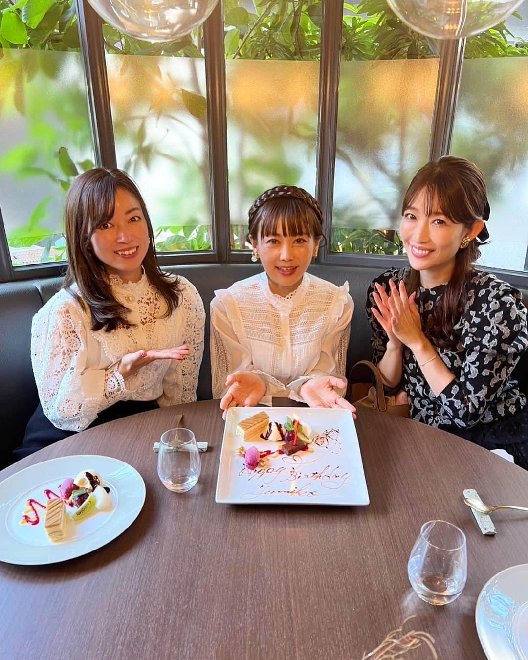 梅野舞のインスタグラム：「🎂✨ゆみぴの✨🎉 少し早いお誕生日会👏💕💕  個室で過ごすゆっくり楽しい時間♬ それが🤣驚くほど 時間が経つのが早くて、、笑  通りで一年があっという間なわけだ🤣なんて話しながら❣️  まだまだ一緒にいたかったけど また次回会える日まで😍  みんなに会うときはファッションや小物やヘアスタイルも楽しみの一つ✨  可愛い主役のゆみぴは🥰 ホワイトコーデでした♬ 性格・笑顔に癒されてるよ♡ 更に素敵な一年にしてね♡  3枚目は⇨ 一番に到着したわたしを ゆみぴが激写❤️  #お誕生日おめでとう #お誕生日会 #お誕生日プレート #バースデー#バースデープレート #バースデーランチ#おめでとう#happy#love#楽しい時間 #friends #instagram#instagood」